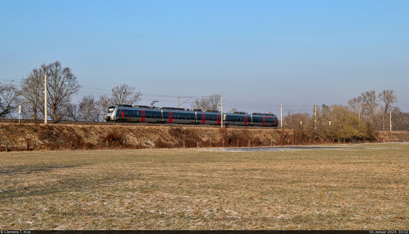 Ein unerkannt gebliebener 9442 (Bombardier Talent 2) fährt in der Saale-Elster-Aue auf seinen nächsten Halt Schkopau zu.

🧰 Abellio Rail Mitteldeutschland GmbH
🚝 RB 74664 (RB25) Halle(Saale)Hbf–Saalfeld(Saale)
🕓 10.1.2024 | 10:32 Uhr