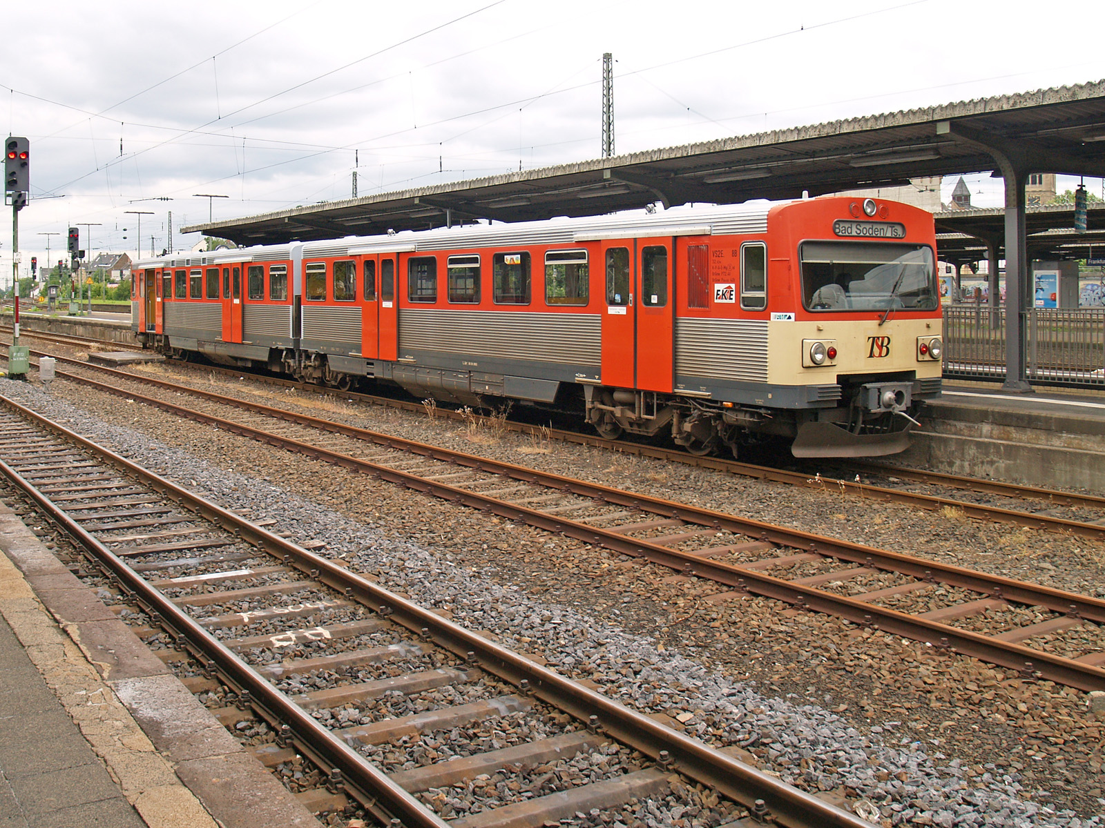 Ein VT2E der FKE wartet am 05.06.2006 im Bahnhof auf seine Rückleistung nach Bad Soden. Obwohl diese Strecke elektrifiziert ist, fuhren dort Fahrzeuge mit Dieselmotor, die FKE besaß zu dieser Zeit keine Elektrotriebfahrzeuge