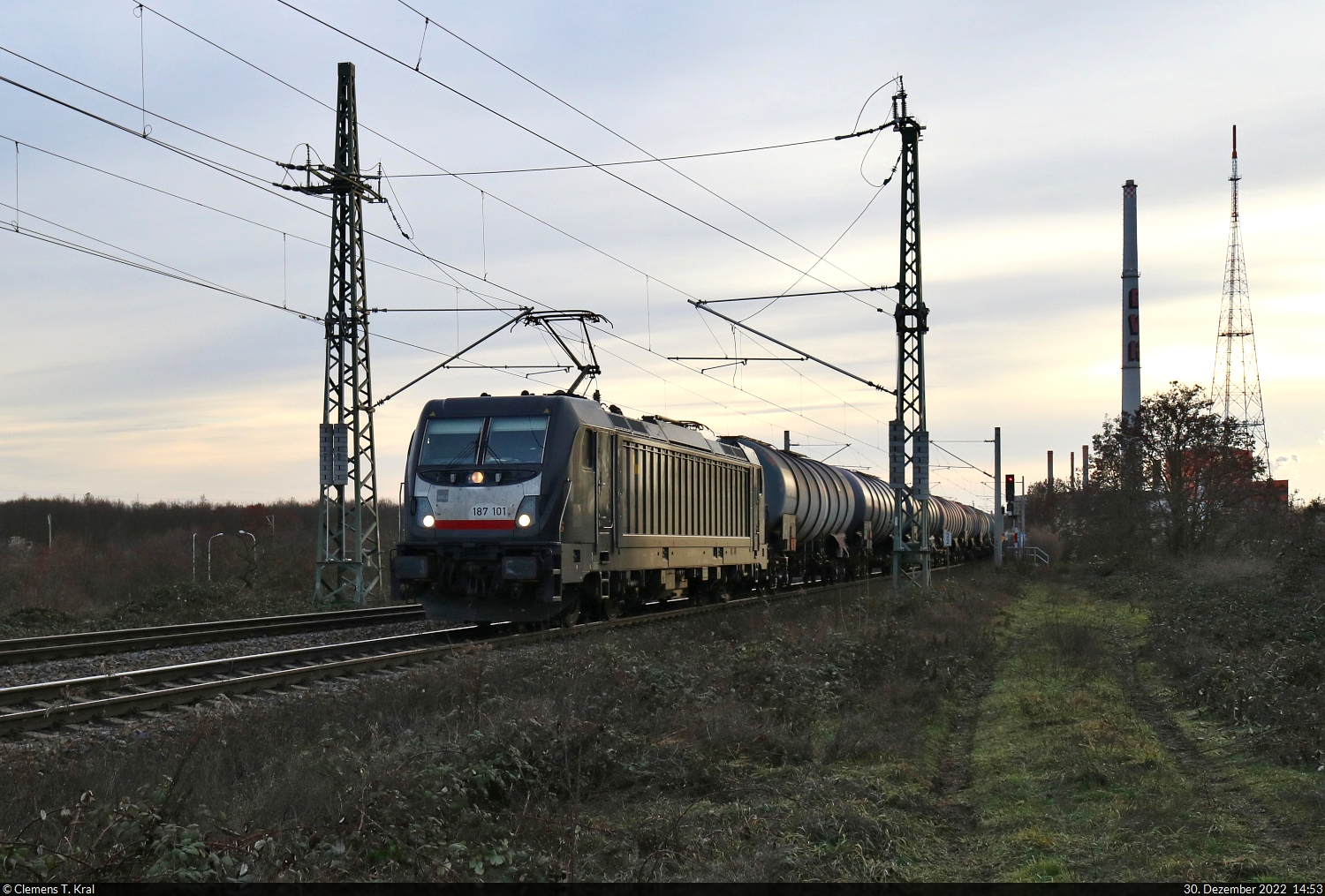 Ein weiterer Kesselzug, diesmal mit 187 101-1, bewegt sich unweit der Leipziger Chaussee (B 6) Richtung ZBA Halle (Saale).

🧰 Mitsui Rail Capital Europe GmbH (MRCE), aktueller Mieter unbekannt
🕓 30.12.2022 | 14:53 Uhr