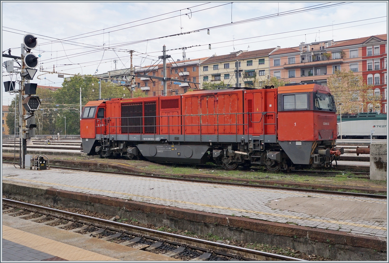 Ein der wenigen zu sehenden Loks war die interessante Dinazzano Pò Diesellok G 2200-33 (92 83 2200 033-4 I-DPO), welche in Milano Centrale stand.
Die  Sonderbemalung  der Lok habe ich etwas entfernt.

8. November 2022