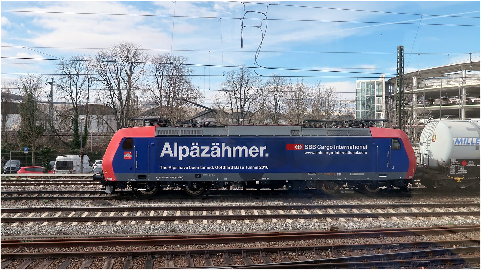 Ein Zug, drei Standorte, vier Bilder - 

Da der Kesselwagenzug auf der Schusterbahn recht langsam unterwegs war, konnte ich aus der fahrenden Stadtbahn der Linie U13 diese Seitenaufnahme Güterzuglok 482 018-09 'Alpazähmer' der SBB machen.

An der Haltestelle 'Kienbachstraße' zog der Güterzug an der haltenden Stadtbahn vorbei; hier etwas weiter südlich überholte wiederum die U13 den Zug.

Stuttgart-Bad Cannstatt, 13.03.2023 (M)