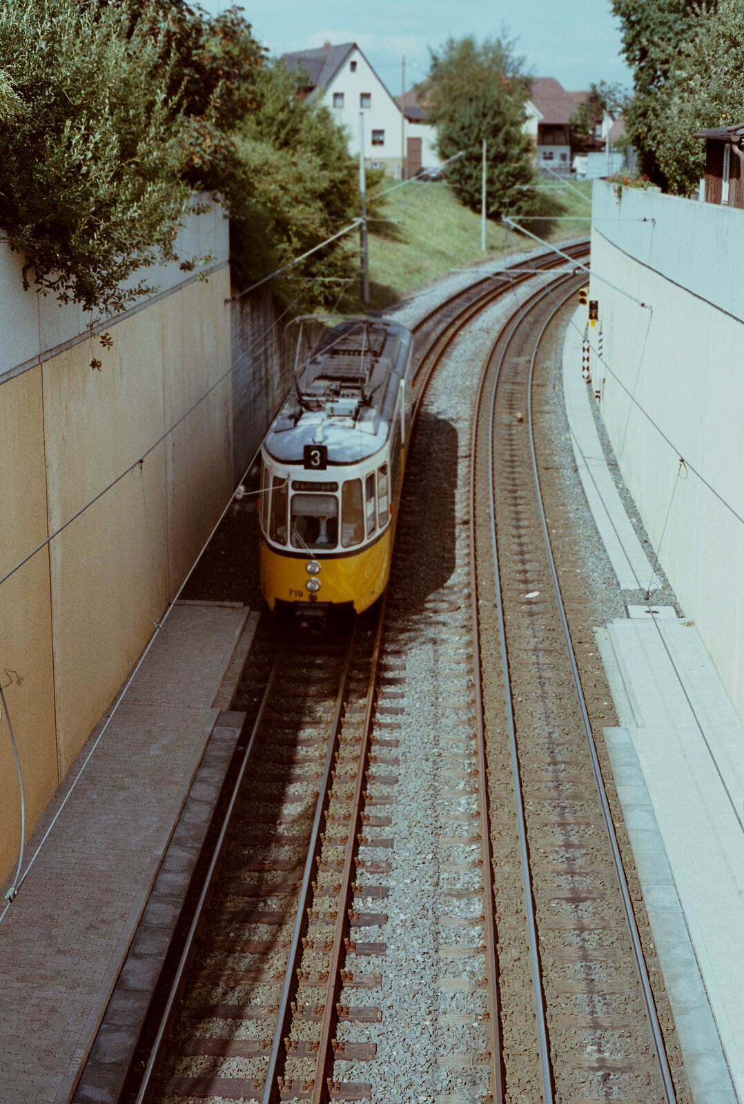 Ein Zug der Linie 3 der Stuttgarter Straßenbahn erreicht die Station Vaihinger Straße (Datum unbekannt)