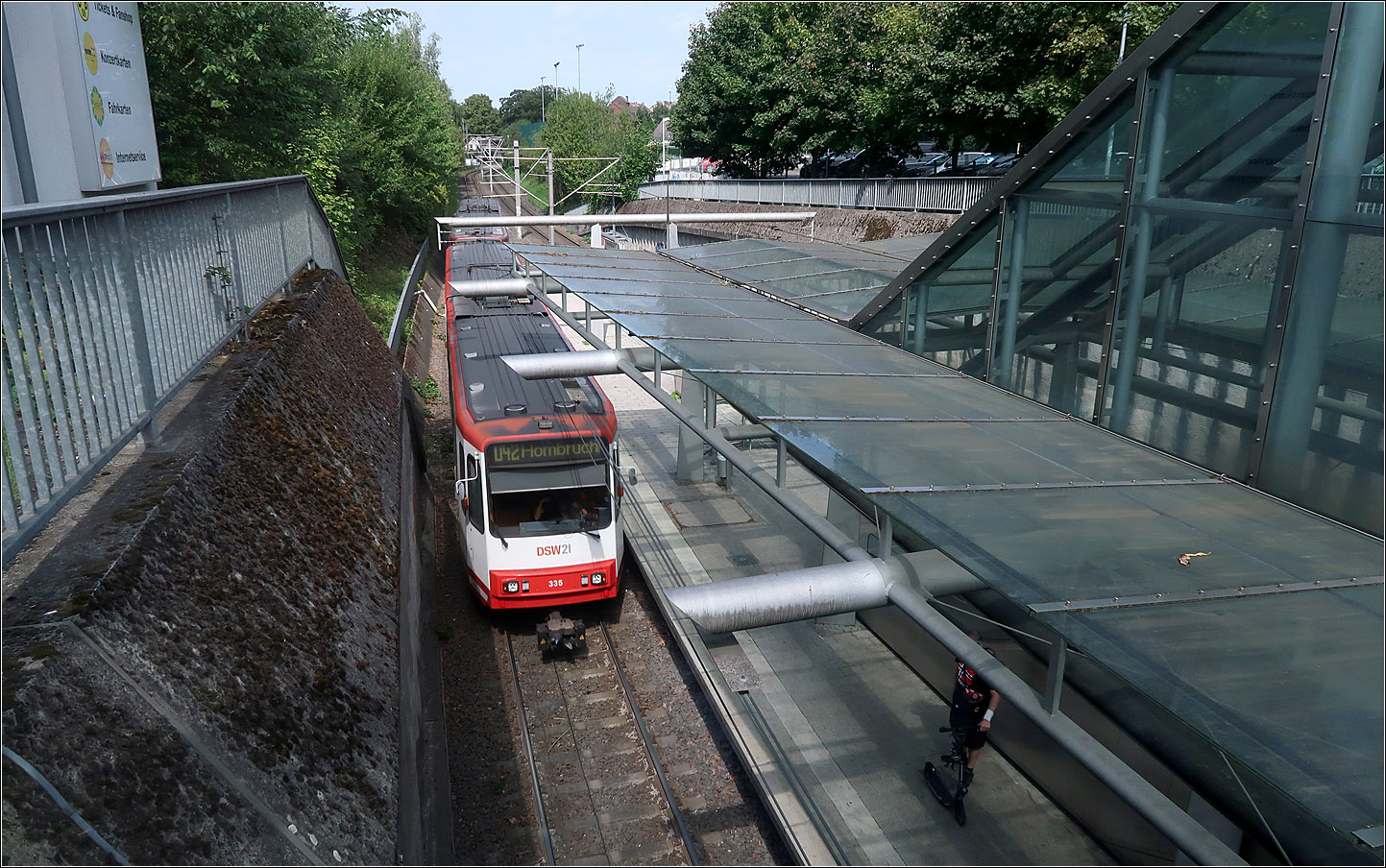 Eindrücke von der U42 in Dortmund - 

2005. drei Jahre nach Aufnahme des Stadtbahnbetriebs auf der Strecke nach Hombruch, wurde auch die Haltestelle Barop Parkhaus in Betrieb genommen. Die Haltestelle liegt in Tieflage um die Stockumer Straße zu unterqueren.

21.08.2023 (M)