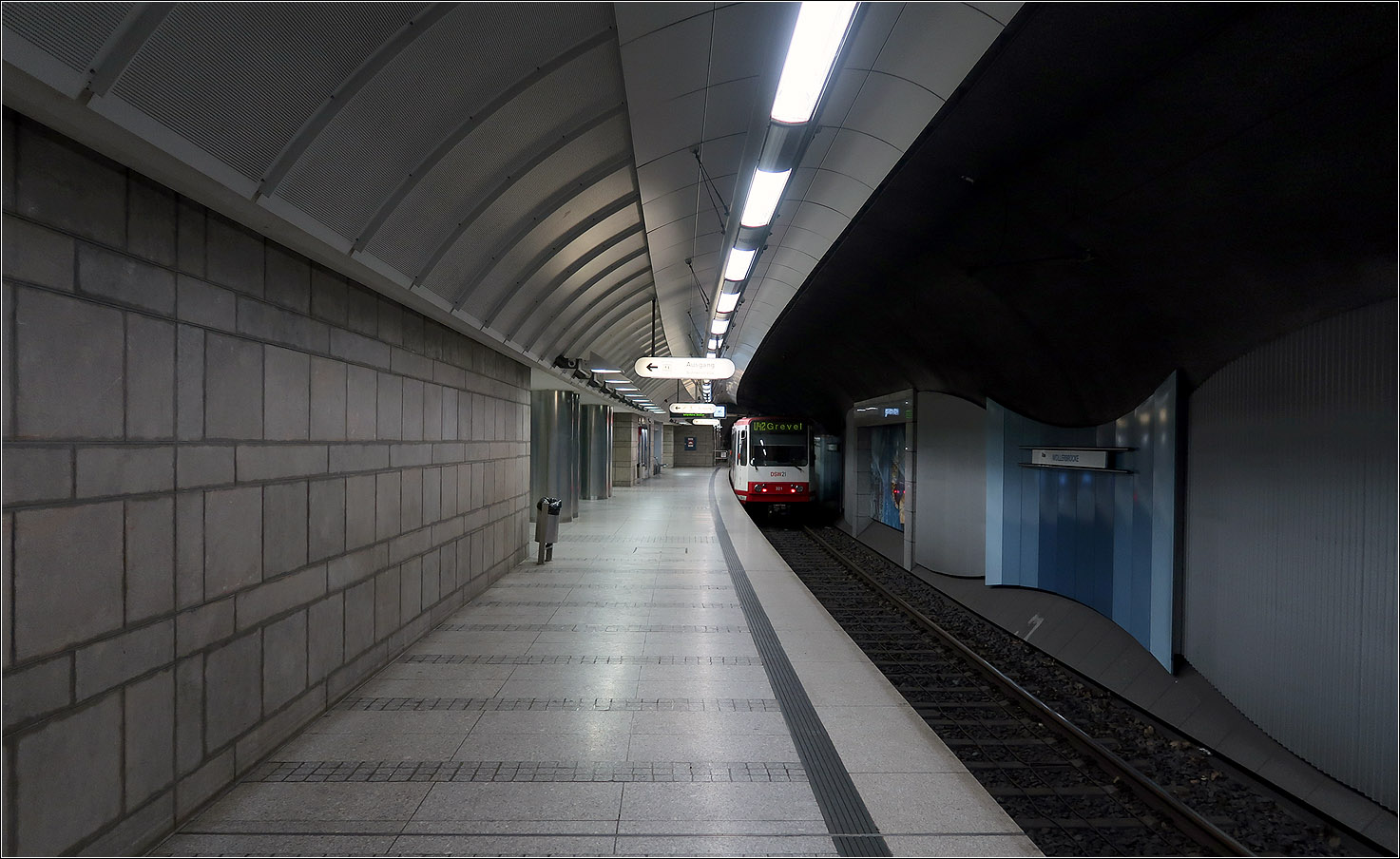 Eindrücke von der U42 in Dortmund - 

Der zweite Tunnel in Dortmund wurde 1995 vom Stadtgarten um eine Station bis zu den Städtischen Kliniken verlängert. 1996 und ging von der Station Stadtgarten ein Abzweig zum Stadion und Remydamm für die U46 in Betrieb. 
2002 wurde wiederum die U42 um zwei unterirdische Station einschließlich der für den Stadtbahnbetrieb umgerüsteten oberirdischen Strecke nach Hombruch für die U42 in Betrieb.

Das Bild zeigt die 2002 eröffneten U-Bahnhof Möllerbrücke, an der zur Linie S4 umgestiegen werden.

21.08.2023 (M)