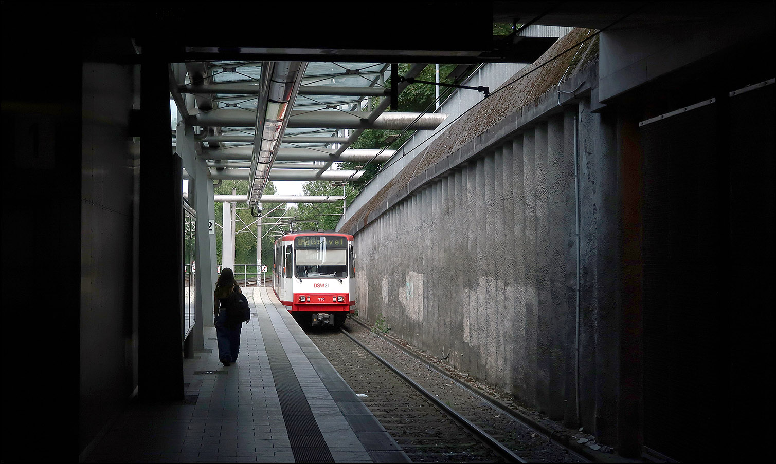 Eindrücke von der U42 in Dortmund - 

Die Haltestelle Barop Parkhaus liegt teilweise im offenen Einschnitt und zum Teil unter der Stockumer Straße.

21.08.2023 (M)