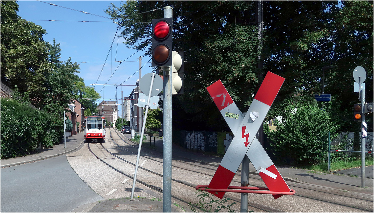 Eindrücke von der U42 in Dortmund - 

Hier blickt man in den kurzen straßenbündigen Abschnitt der U42 im Krückenweg. Nach rechts schließt sich ein kurzer kreuzungsfreier Streckenabschnitt an mit der Haltestelle Barop Parkhaus in Tieflage.

21.08.2023 (M)