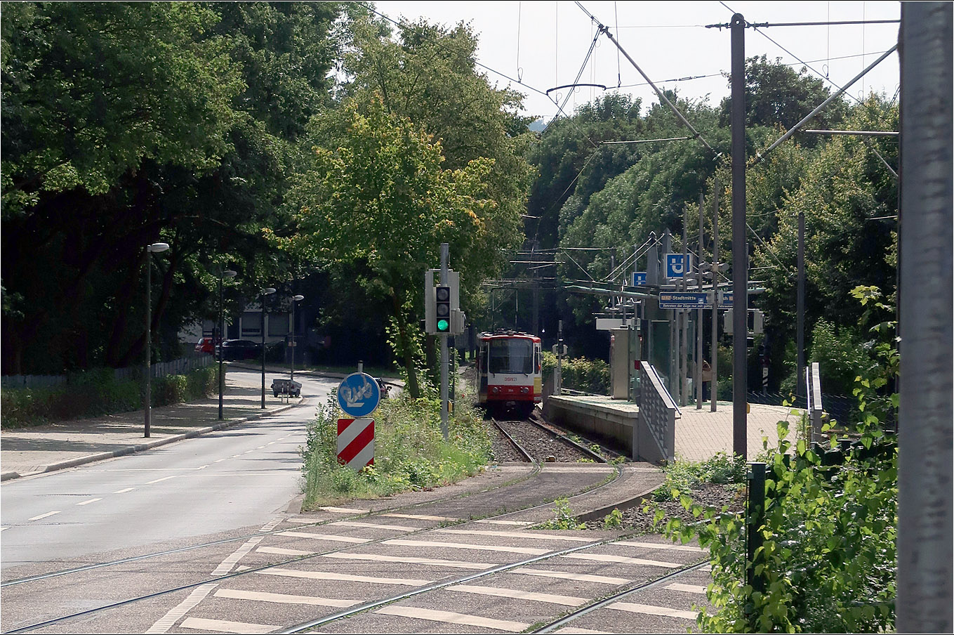 Eindrücke von der U42 in Dortmund - 

Weiter südlich lässt der Platz wieder einen eigenen Bahnkörper neben der Deutsch-Luxemburger Straße zu. Dort befindet sich dann auch die Haltestelle Hombruch Hallenbad. Die Strecke führt weiter in einem Rechtsbogen zur Endhaltstelle Grottenbachstraße.

21.08.2023 (M)