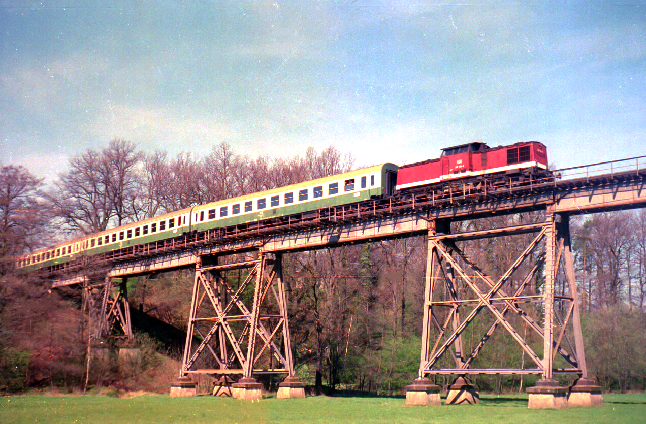 eine 202 mit unbekannter Ordnungsnummer im April 1998 vor einer Regionalbahn auf dem Pulsnitztalviadukt der inzwischen stillgelegten Strecke Königsbrück- Straßgräbchen-Bernsdorf