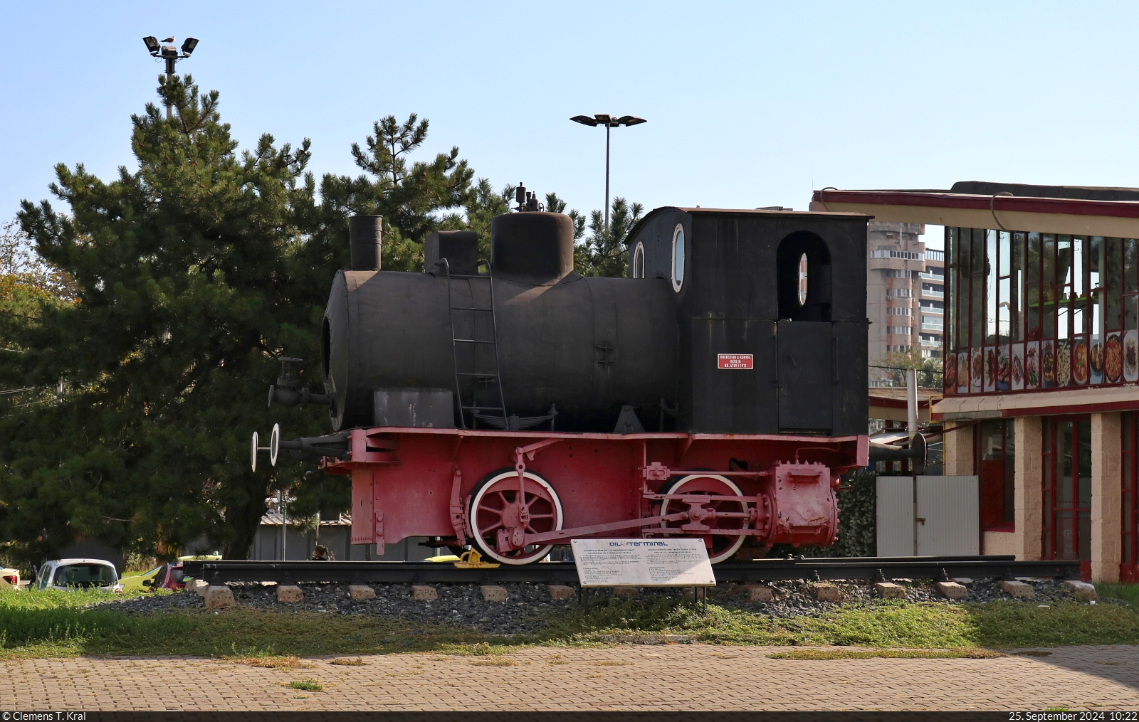 Eine alte Dampfspeicherlok mit der Nummer 4709, hergestellt 1911 von Orenstein & Koppel in Berlin, hat am Rande der Bahnsteige des Bahnhofs Constanța (RO) Platz gefunden.

🧰 OIL Terminal Constanța
🕓 25.9.2024 | 10:22 Uhr