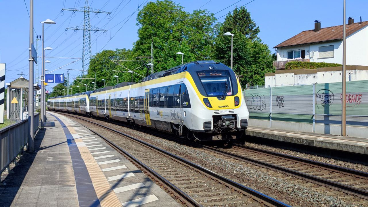 Eine Doppeltraktion BR 8442 der SWEG Bahn Stuttgart steht als MEX17a (MEX19506) nach Bad Wildbad sowie als MEX17c (MEX19606) nach Bruchsal am Haltepunkt Mühlacker Rößlesweg auf Gleis 2 und wartet bis der Fahrgastwechsel abgeschlossen ist, um die Weiterreise nach Mühlacker fortzusetzen.

Aufgenommen am 29.05.2023 um 9:26 Uhr.