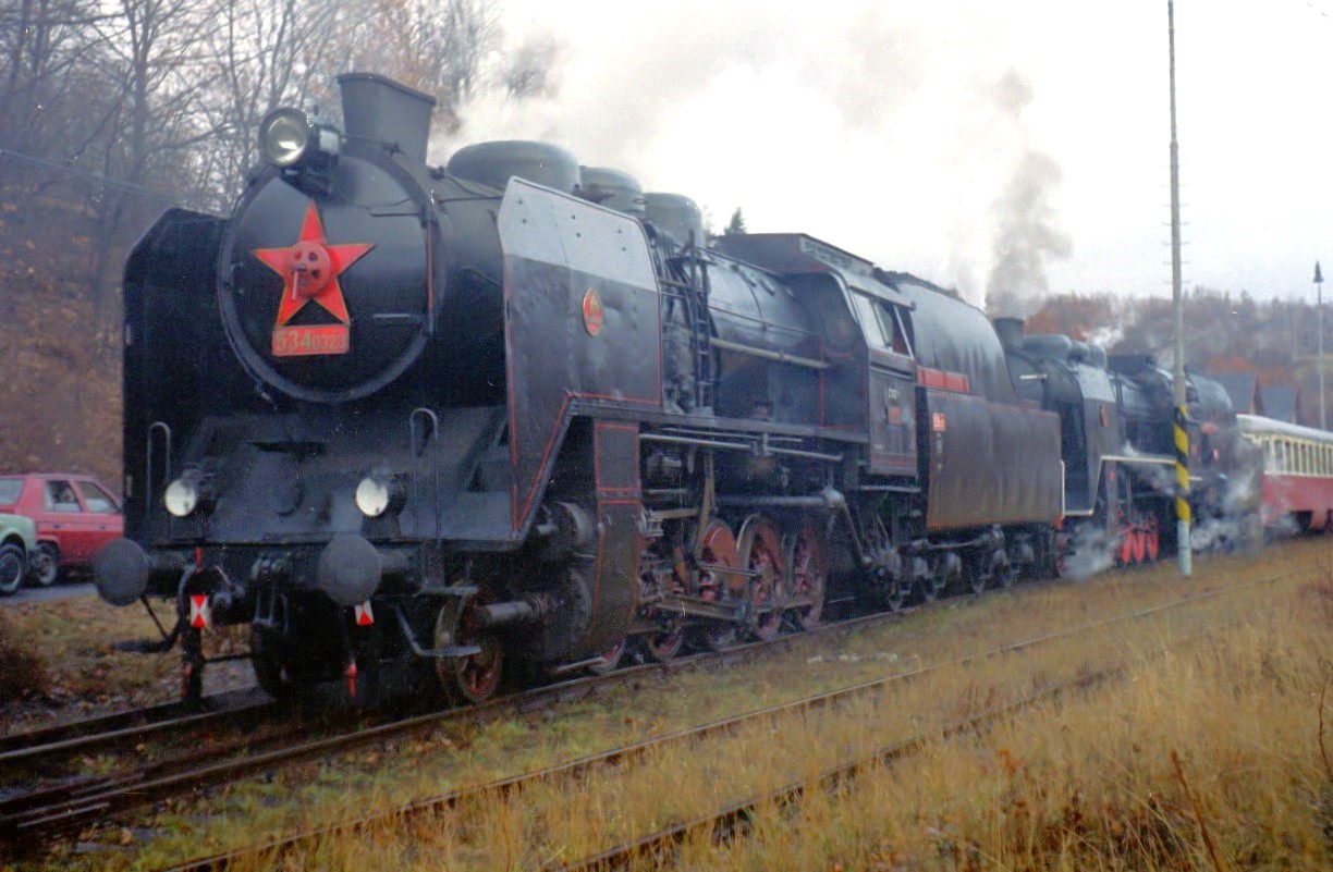 eine der drei Lokomotiven des legendären Nikolaussonderzug Bouřňák von Dezember 2003 war die 534
.0323, hier vor der eigentlichen Herausforderung mit 42‰ im Bahnhof Hrob (Klostergrab).