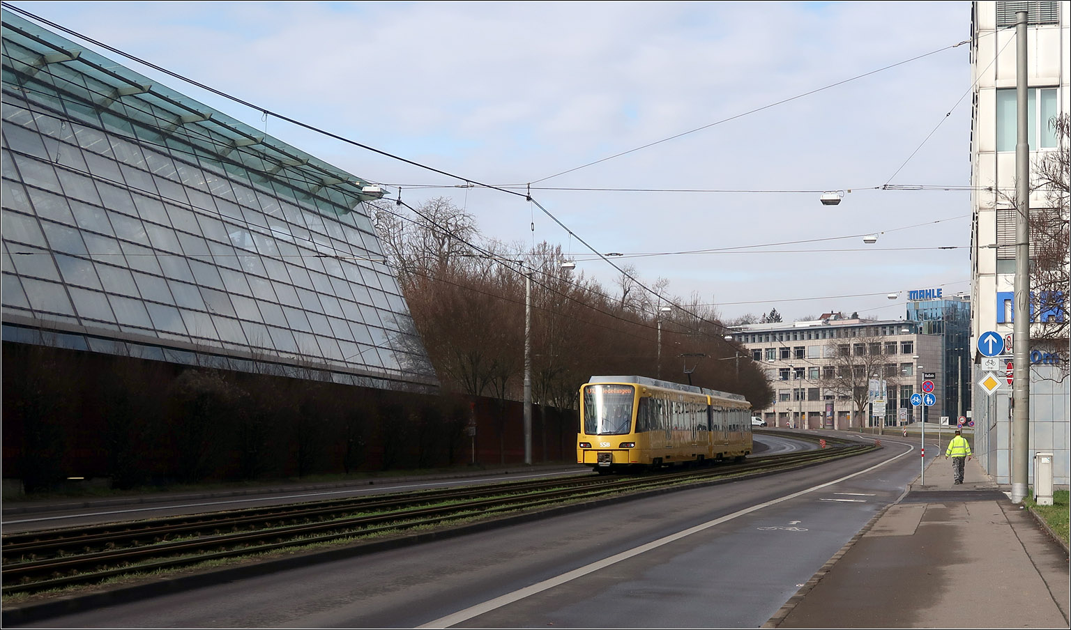 Eine eindrückliche Leere - 

... herrscht auf der Pragstraße nach Eröffnung des Rosensteintunnels. Früher ein der am stärksten belasteten Hauptverkehrstraßen in Stuttgart hat hier der Stadtbahnwagen der Linie U13 die Straße für sich allein. Schön wäre es man könnte den Individualverkehr auch ohne aufwändige Straßenneubauten auf nur annähernd so weit reduzieren. Links das Amazonashaus der Wilhelma. 
Die früher Bundesstraße 10 wird weiter zurückgebaut. Hinten an der Kurve wird eine Überfahrt über die Stadtbahngleise gebaut und zwischen dort und ungefähr der Haltestelle Rosensteinpark wird die Stadtbahn in Seitenlage zur dann nur noch zweispurigen Straße verkehren.

23.02.2023 (M)