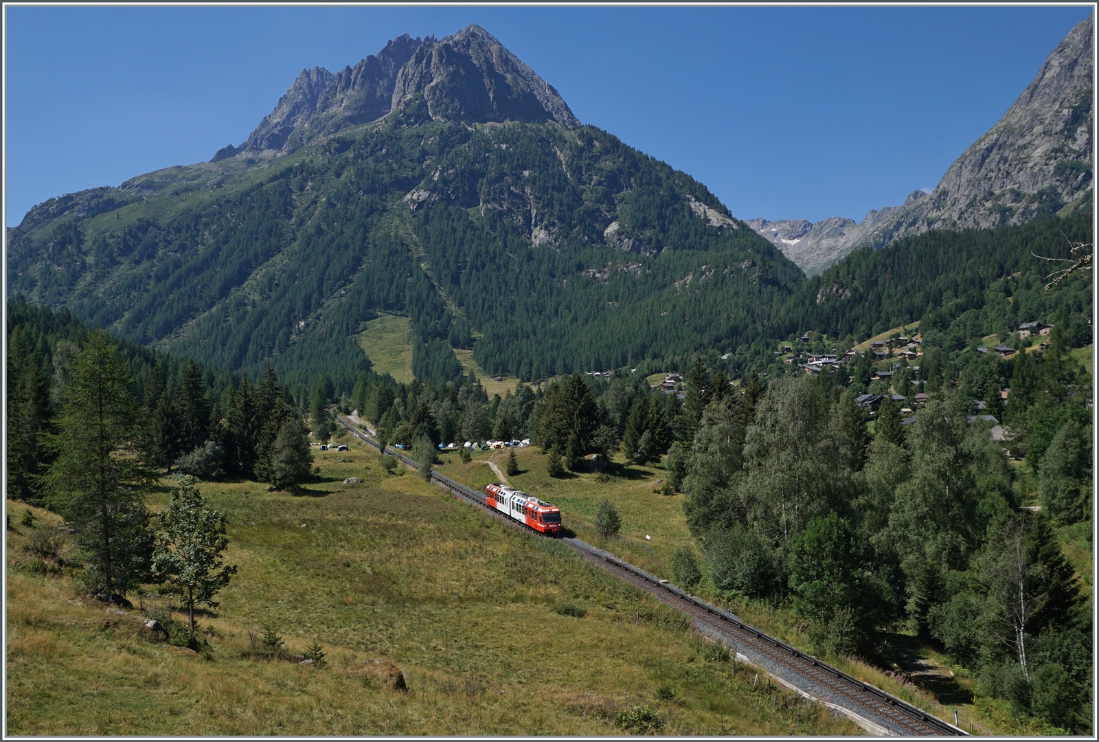 Eine kleine Bahn in in einer wunderschönen Landschaft: Der TMR/SNCF BDeh 4/8 21 hat le Buet verlassen und fährt nun in Richtung Vallorcine. 

1. August 2022