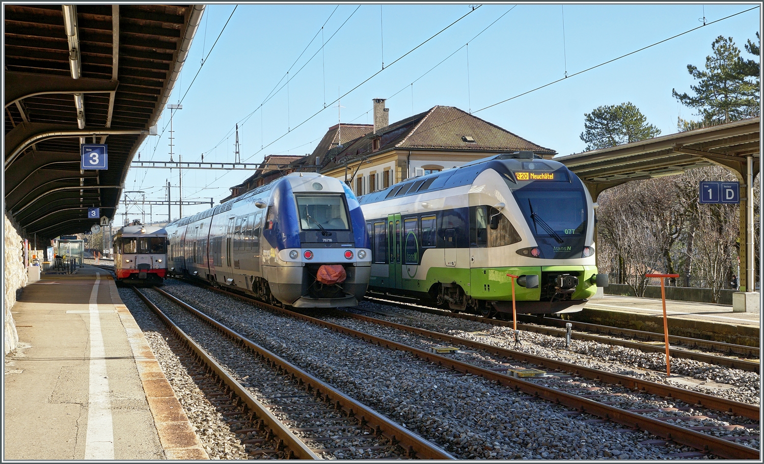 Eine kleine Triebwagenparade in Le Locle: Auf Gleis 1 steht der SBB RABe 523 077 der langfristig an die TRN/TransN vermietet wurde, er wird um 11:20 als Regio 20 6331 nach Neuchâtle fahren. Auf Gleis 2 ist der SNCF Z 76715 als TER 18107 von Besançon-Viotte nach La Chaux-de-Fonds unterwegs und wird seinen Bahnsteig 2 hinter dem der TRN BDe 4/4 N° 3 erreichen. Der ex cmn BDe 4/4 N° 3 (Jahrgang 1950) wartet seinerseits auf die Abfahrt als R 24 14 nach Les Brenets.

3. Februar 2024