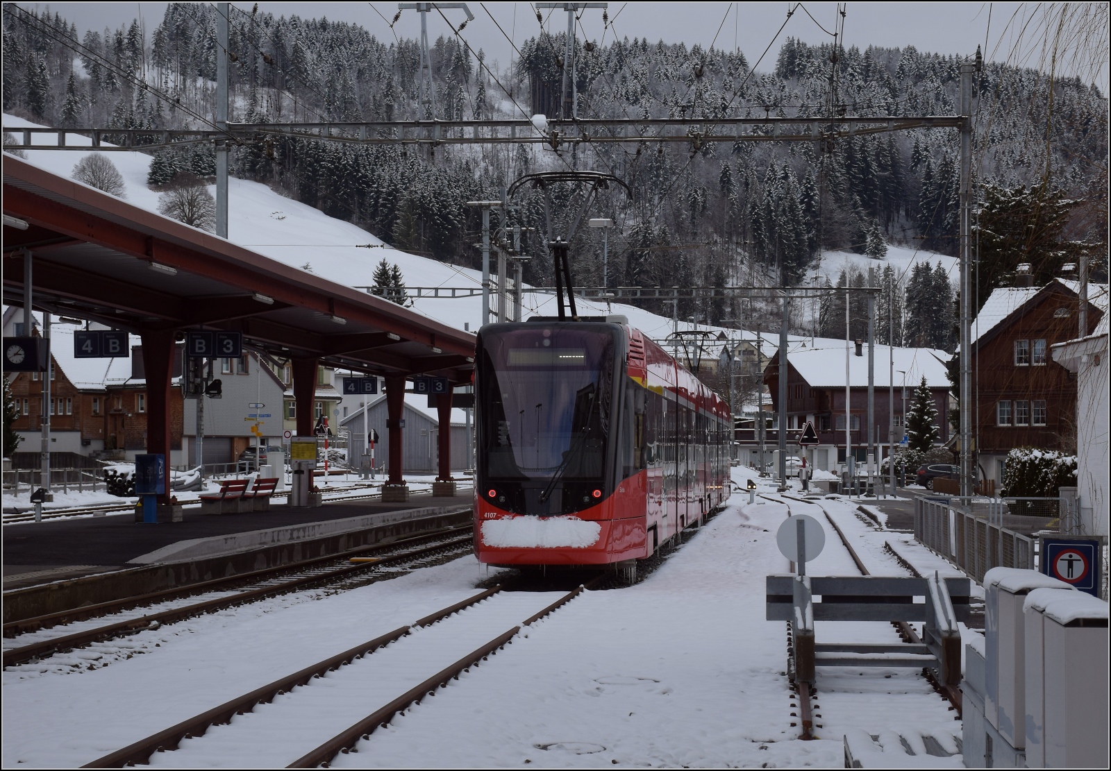 Eine kleine Weltreise. 

Tango ABe 8/12 4007 'Säntis' wartet noch auf seine Sonderfahrt. Da wird doch nicht etwa im katholischen Appenzell die Fasnacht nach Aschermittwoch...? Februar 2023.