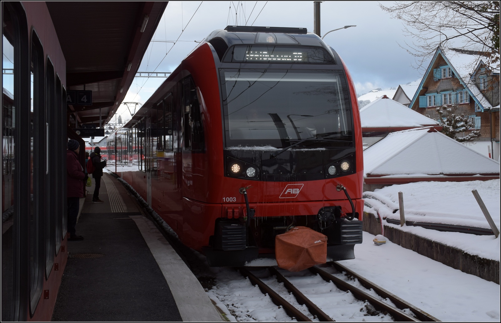 Eine kleine Weltreise.

Hier tanzt der Tango mit dem Walzer ABe 4/12 1003 'Alpfahrt'. Der wird mich zum Gegenteil der Alpfahrt ins Tal bringen. Appenzell, Februar 2023.