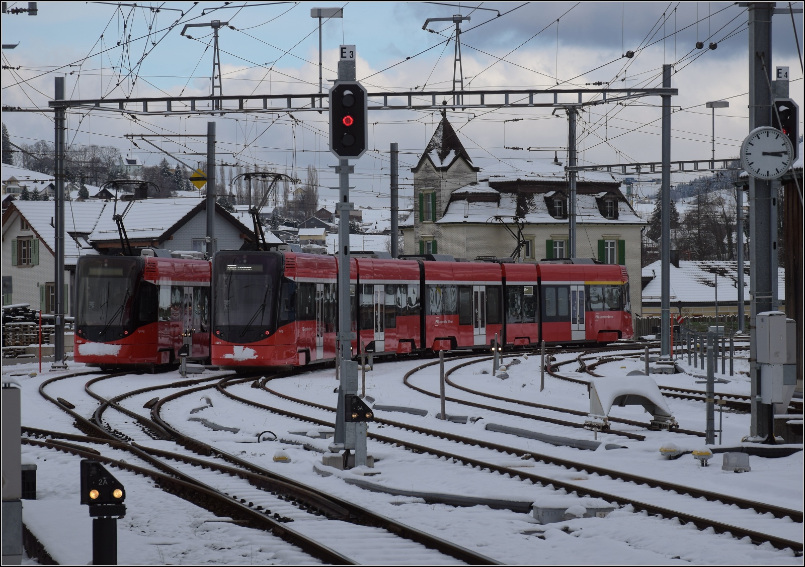 Eine kleine Weltreise.

Tango ABe 8/12 4001 'Waldegg' fährt an Tango ABe 8/12 4009 'Vögelinseck' vorbei auf die lange Fahrt nach Trogen über St. Gallen. Appenzell, Februar 2023.