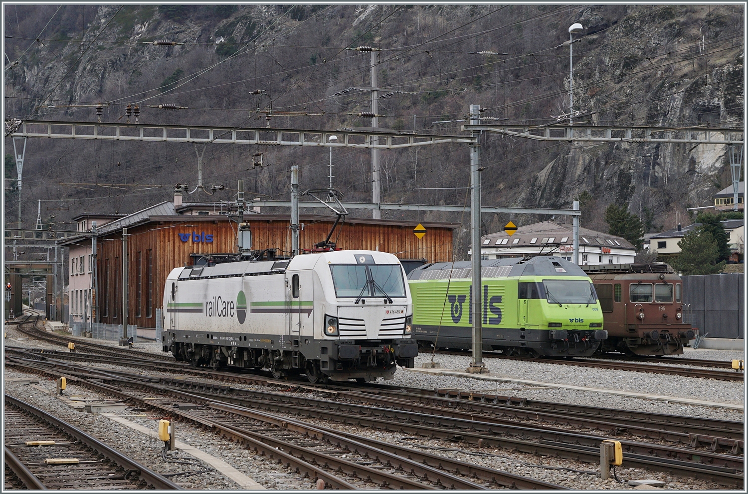 Eine kleine, zufällige Lokparade in Brig: Rechts im Bild steht die BLS Re 4/4 195, daneben die BLS Re 465 009 und im Vordergrund rangiert die Rail-Care Rem 476 455  Bern  (UIC 91 85 4476 455-1 CH-RLC). 
Dazu noch zwei Anmerkungen:
1.) Die ersten  BLS Re 4/4 wurden 1964 als Ae 4/4 abgeliefert, die Rem 476 dürfen seit kurzem nur noch als Zugreihe A bzw D fahren (V.max 120 km/h, keine erhöhte Kurvengeschwindigkeit nach der Reihe  R );  oder auf den Punkt gebracht: die alten BLS Re 4/4 haben einer höhere zugelassene Geschwindigkeit als die modernen Vectron Loks, die eigentlich als Aem 476 beschriftet sein müsste. 
2.)Die hier abgebildet Re 4/4 195  Untersee  ist die letzte abgelieferte Lok dieser Baureihe, sie wurde 1983 in Dienst gestellt. Die daneben stehende BLS Re 465 009 wurde nur gut zwölf bis fünfzehn Jahre später gebaut, bez. zwischen der letzten gebauten Re 4/4 und der ersten R 465 liegen nur neun Jahre. 

2. Februar 2024