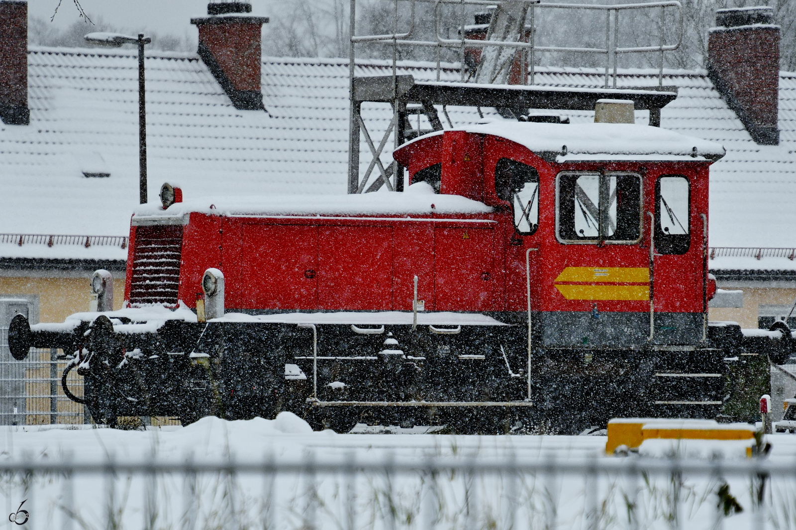 Eine Köf III schneit langsam zu, so gesehen Ende November 2023 in Kempten.