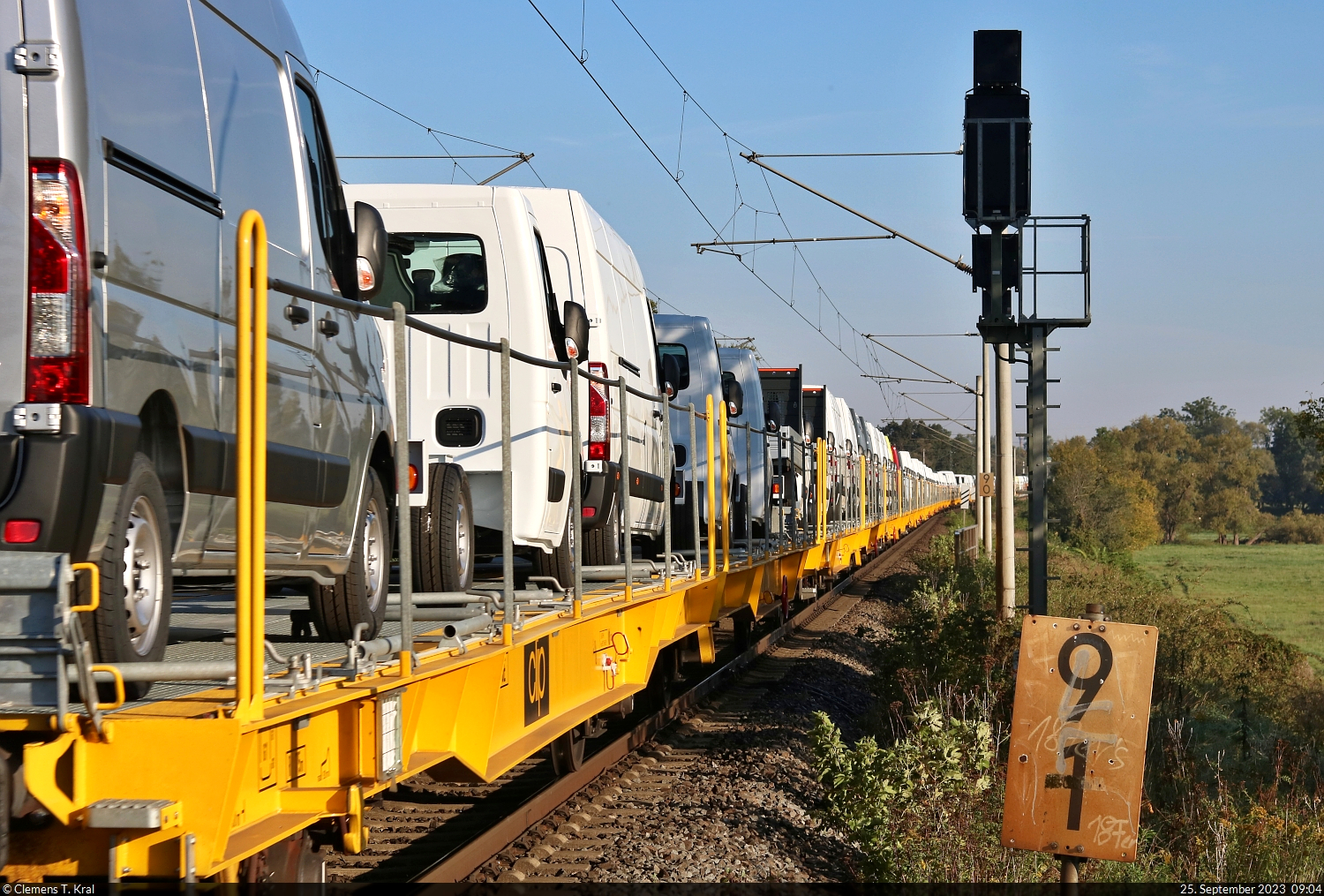 Eine Kolonne Renault Master bewegt sich mit 186 127-7 an der Spitze Richtung Halle-Ammendorf.
Experimenteller Nachschuss am km 9,1 bei Schkopau, direkt auf dem Saaleradweg, der die dortige Bahnbrücke mitnutzt und daher sehr nah an den Gleisen verläuft.

🧰 Alpha Trains Belgium NV/SA, vermietet an die CFL cargo Deutschland GmbH
🕓 25.9.2023 | 9:04 Uhr