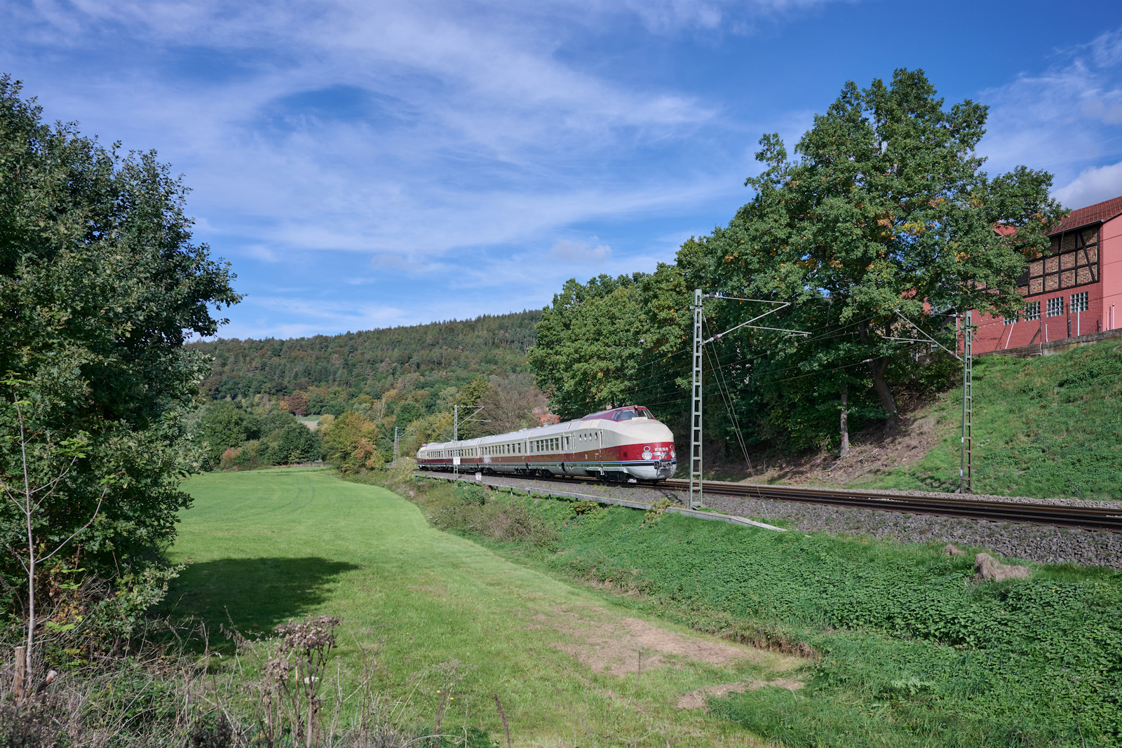 Eine mehrt�gige Tour f�hrte den VT18.16.10 Anfang Oktober 2026 von Dresden nach K�ln. Auf der R�ckfahrt von K�ln nach Dresden kam DZ 5253
 durch Melsungen-Schwarzenberg.