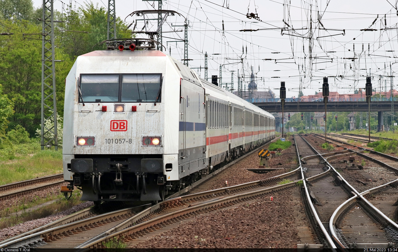 Eine Minute nach der erwarteten TCS 101 051-1 folgt im Bahnhof Magdeburg-Sudenburg die unerwartete 101 057-8, die noch für das europäische Jahr der Schiene 2021 wirbt und am  Connecting Europe Express  erstmals so eingesetzt wurde.
Tele-Aufnahme vom Bahnsteigende.

🧰 DB Fernverkehr
🚝 IC 144 (Linie 77) Berlin Gesundbrunnen–Amsterdam Centraal (NL) [+10]
🕓 21.5.2023 | 13:34 Uhr
