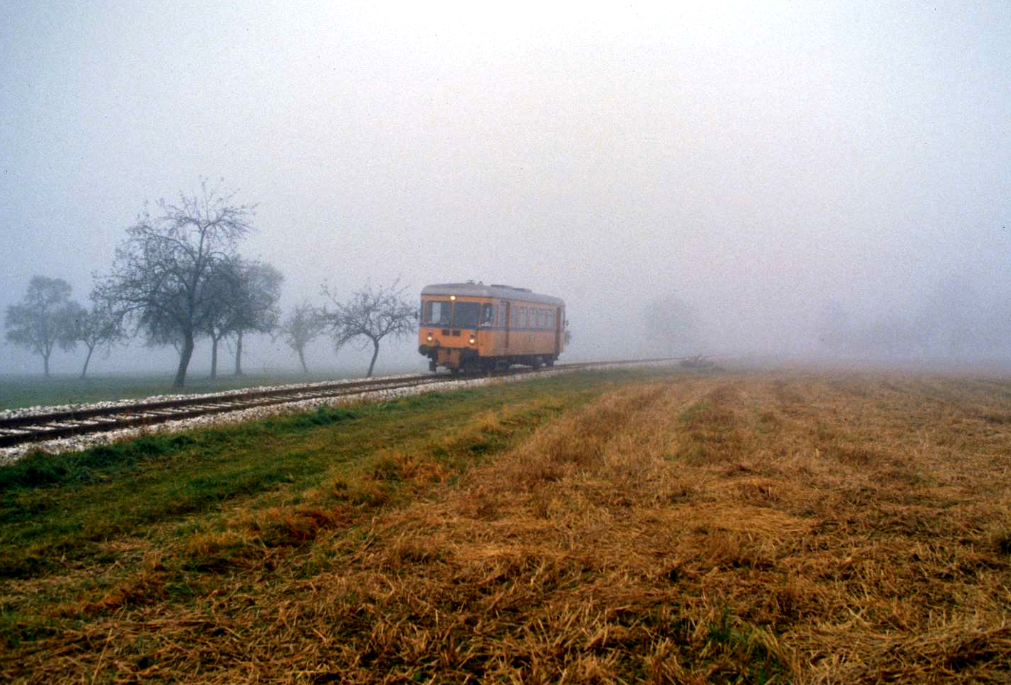 Eine Nebenbahn im Nebel: Wagen T 05 der früheren WEG-Lokalbahn Amstetten-Gerstetten  zwischen Schalkstetten und Stubersheim, 02.11.1984