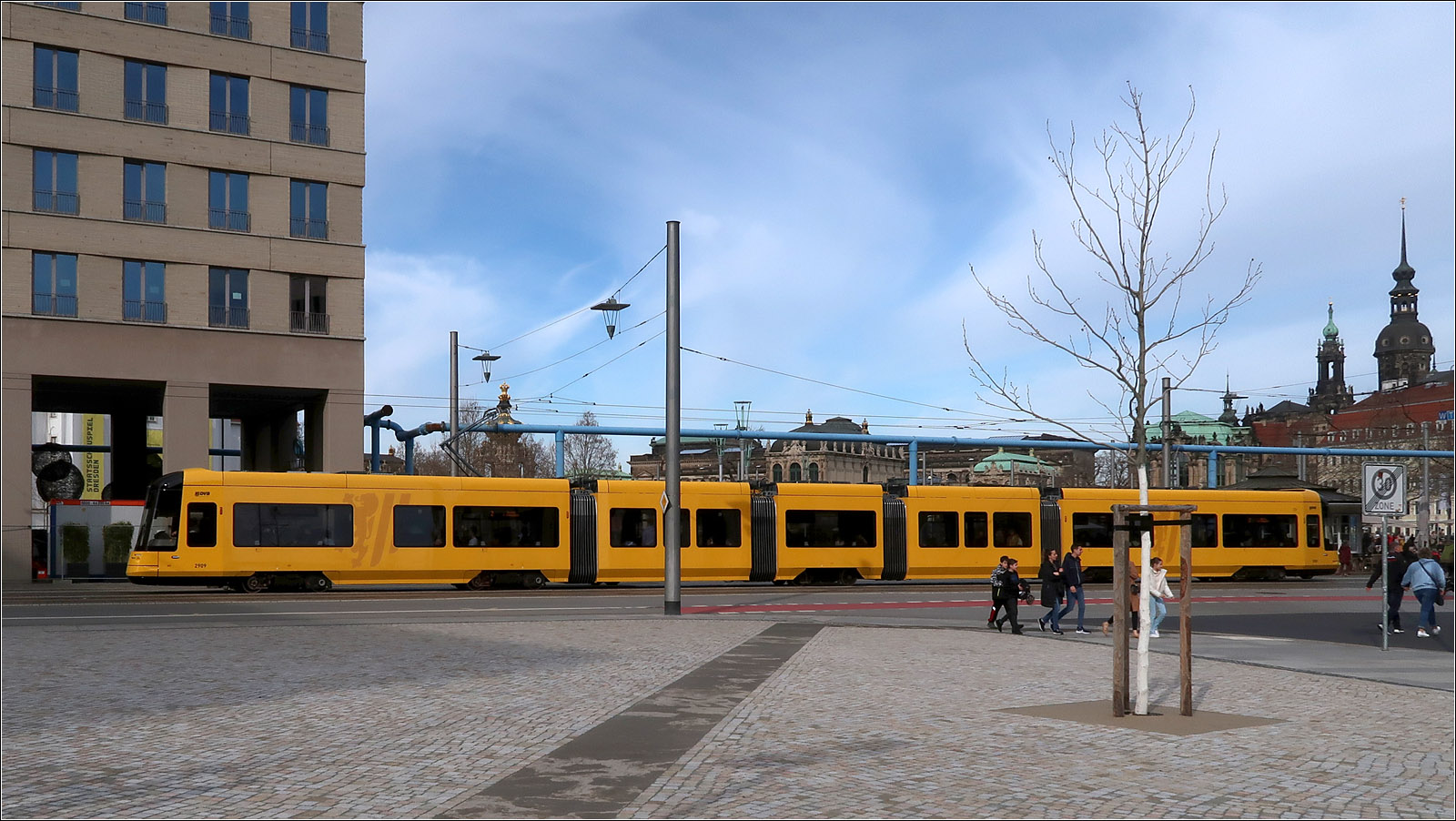 Eine neue Gelbe für Dresden - 

Der NGT DXDD Wagen 2909 im Bereich des Postplatzes, gesehen von der türlosen Seite. Die Seitenscheiben sind für eine Straßenbahn teilweise ungewöhnlich lang. Die Länge der Bahn beträgt 43,3 m.

22.03.2023 (M)