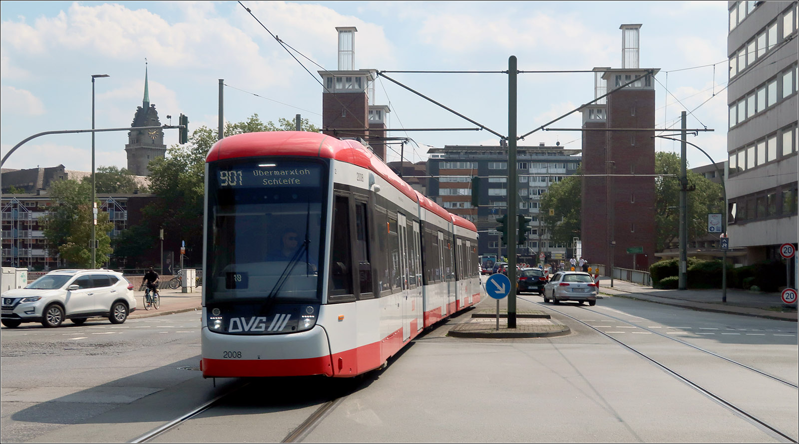 Eine neue Tram für Duisburg - 

Bombardier Flexity Classic 2008 hat die Schwanentorbrücke gequert und wird gleich in die Haltestelle Landesarchiv NRW erreichen. In Duisburg wird der Straßenbahntyp GT8ND-NF4 genannt. Mit 2,30 m Breite ist er breiter als die bisher eingesetzten Straßenbahnen in Duisburg.

23.08.2023 (M)