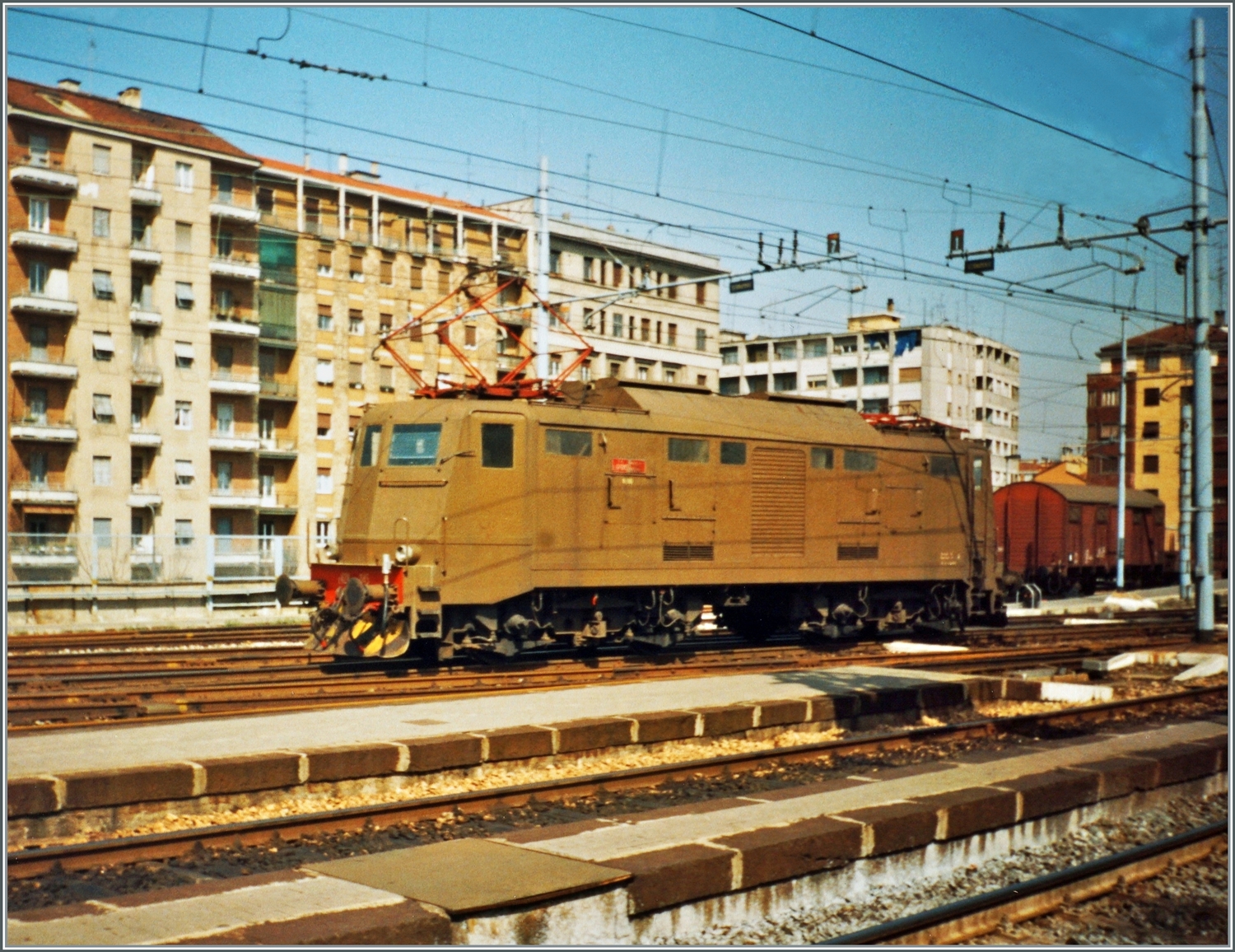 Eine nummernmässig nicht zu erkennende FS Trenitalia E 424 ist in Milano auf einer Rangierfahrt. 

Analogbild vom März 1993