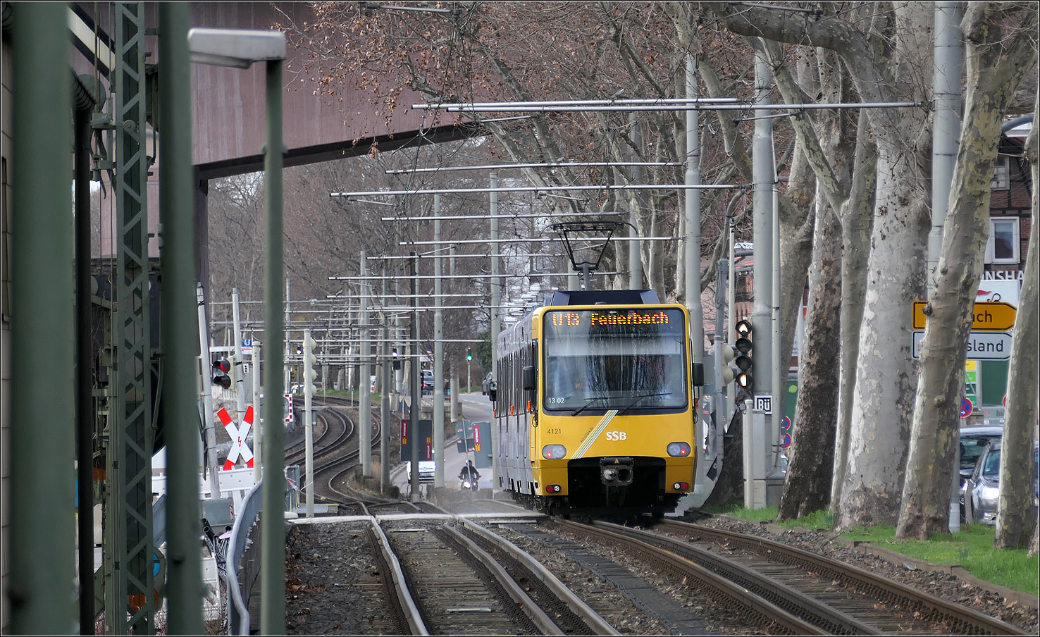 Eine relativ störungsfreie Fahrt - 

... hat die Stuttgarter Stadtbahn der Linie U13 zwischen Untetürkheim und Bad Cannstatt. Hier liegt die Stadtbahntrasse zwischen den Anlagen der DB (zukünftiger Abstell- und Wartungsbahnhof und Schusterbahn) und Augsburger Straße. Es gibt nur wenige Übefahrten bzw. Übergänge und an zwei Engstellen an Brückenbauten mit kurzen Gleisverschlingungen.

Hier sieht man S-DT8 4121/22 nördlich der Haltestelle Eszet.

20.02.2024 (M)