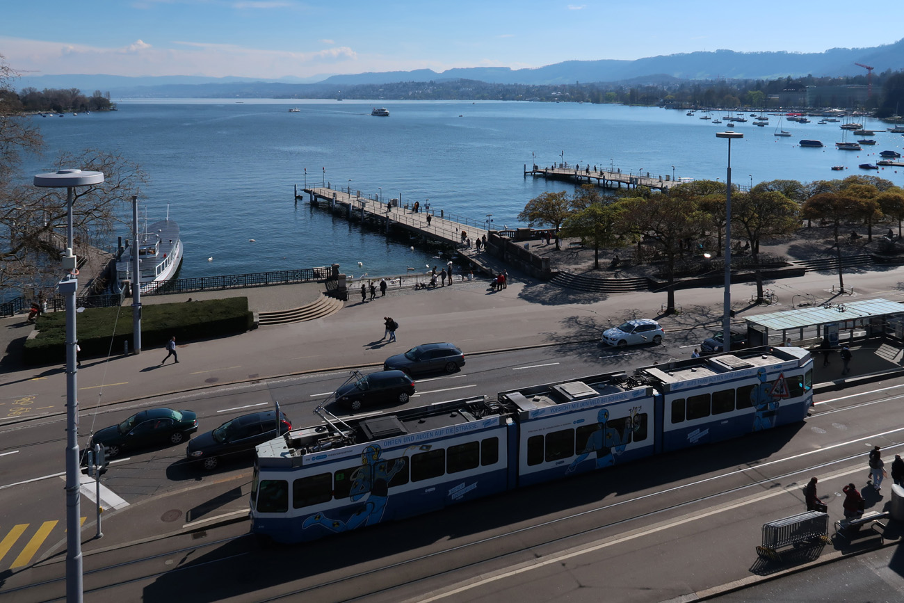 Eine Sänfte Be 4/8 der Linie 8 in Zürich, Bürkliplatz. Von einem Riesenrad gesehen am 05.04.2023.