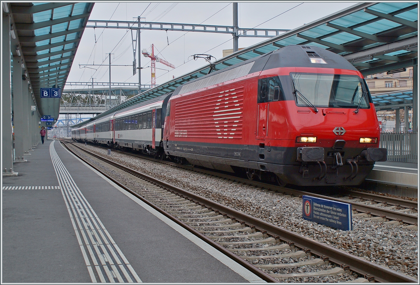 Eine SBB Re 460 ist mit dem IR 1556 von Neuchâtel nach Lausanne unterwegs und hat in Renens VD planmässig sechs Minuten Aufenthalt. 

29. Februar 2024