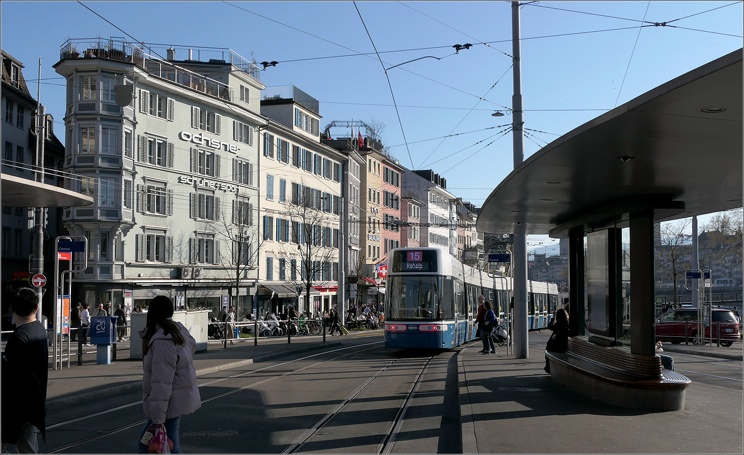 Eine schöne Häuserzeile - 

... am Limmatquai bei der Haltestelle Central mit einer in Richtung Rehalp abfahrenden Flexity Tram.

08.03.2025 (M)