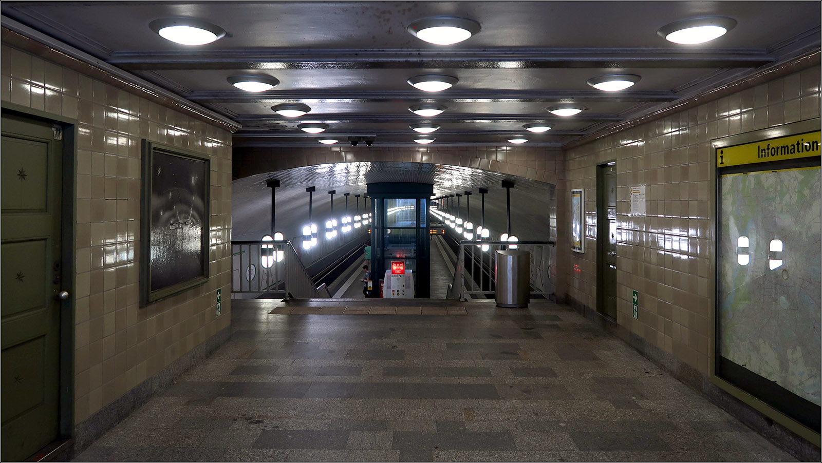 Eine der schönsten -

... U-Bahnstationen in Berlin ist der Bahnhof Märkisches Museum der Linie U2. Hier der Blick von der östlichen Zugangsebene mit Blick zum gewölbten Bahnsteighalle. 

15.07.2023 (M)