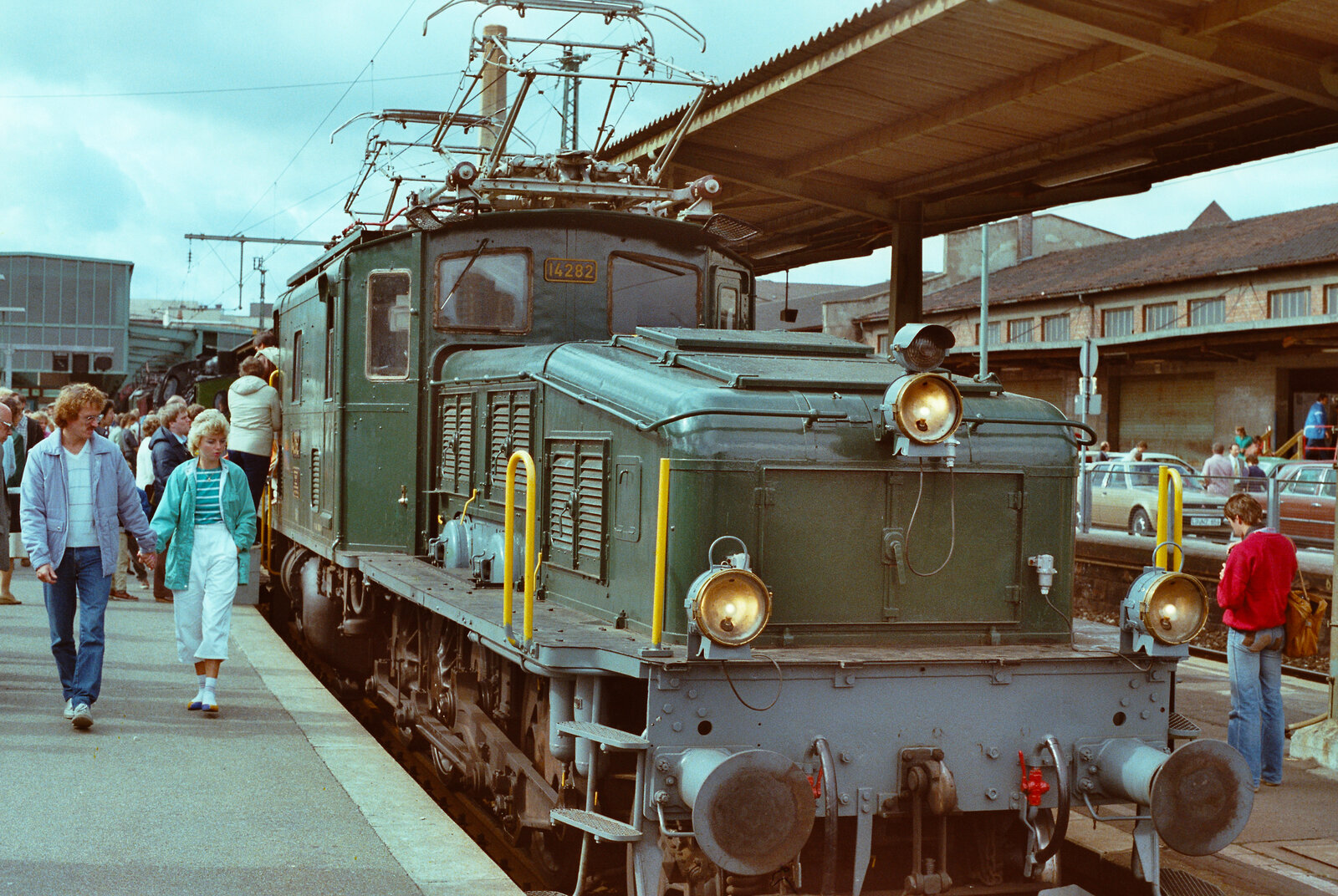 Eine Schweizer Ellok war ein seltener Gast auf den Gleisen des Stuttgarter Hauptbahnhofs, und dazu noch die berühmte Ellok 14 282.
Datum: 31.05.1984