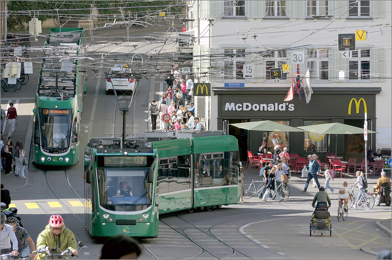 Eine der spannendsten Situation mit Straßenbahnen überhaupt - 

... ist der Abschnitt Kohlenberg - Barfüsslerplatz - Steinenberg in Basel. Hier herrscht äußerst dichter Straßenbahnverkehr, der durch die Abzweige in Richtung Marktplatz und Richtung Heuwaage noch interessanter wird. Dazu kommt die 'Talschaukel' den Kohlenberg herunter und wieder den Steineberg hinauf, die hier von der im Gefälle an der Haltestelle Barfüsslerplatz stehenden Felity 2 5032 der Linie 3 befahren wird. Comino 307 der Linie 14 kommt aus Richtung Marktplatz und fährt ebenfalls den Steinenberg hoch. Der Straßenbahnverkehr stärkt die urbane Situation, und wirkt keinesfalls als störend. 

17.09.2025 (M