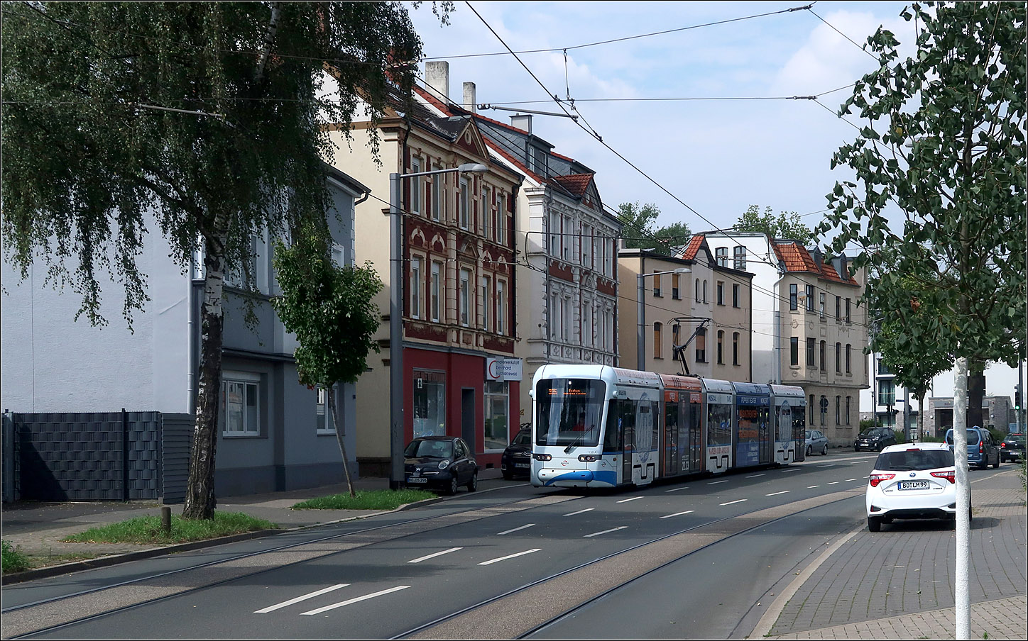 Eine Straßenbahn-Neubaustrecke in Bochum-Langendreer. 

Am Marktplatz von Langendreer gibt es auch einen kurzen Abzweig nach Norden zur dortigen S-Bahnstation. Hier Stadler Variobahn 138 in der Langendreer Hauptstraße.

22.08.2023 (M)
