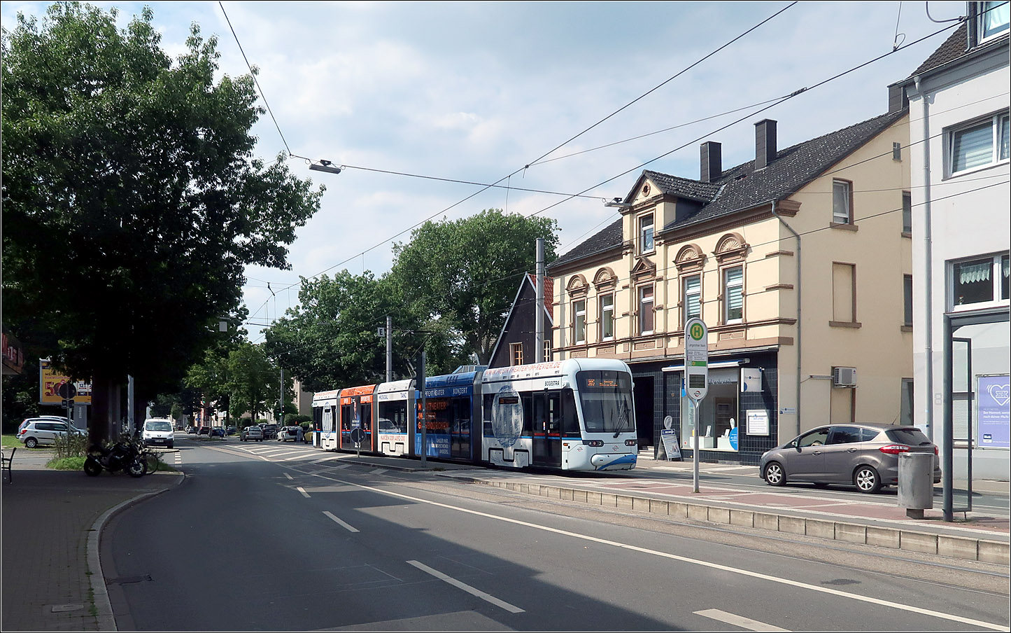 Eine Straßenbahn-Neubaustrecke in Bochum-Langendreer -

An Markt von Langendreer gibt es zwei Haltestellen. Hier verlässt eine Variobahn den Mittelbahnsteig der Haltestelle in der Unterstraße in Richtung Bochum-Innenstadt. Östlich dieser Haltestelle verzweigt sich die Strecke nach Norden zum S-Bahnhof und nach Süden in Richtung Witten.

22.08.2023 (M)