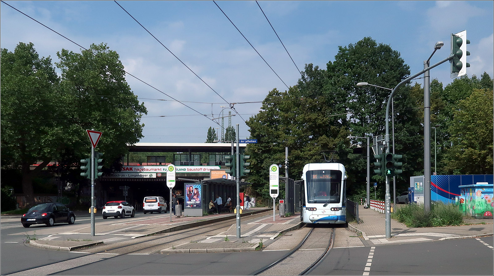 Eine Straßenbahn-Neubaustrecke in Bochum-Langendreer. 

Stadler Variobahn 138 auf der Linie 305 an der Endhaltestelle Langendreer S.

22.08.2023 (M)