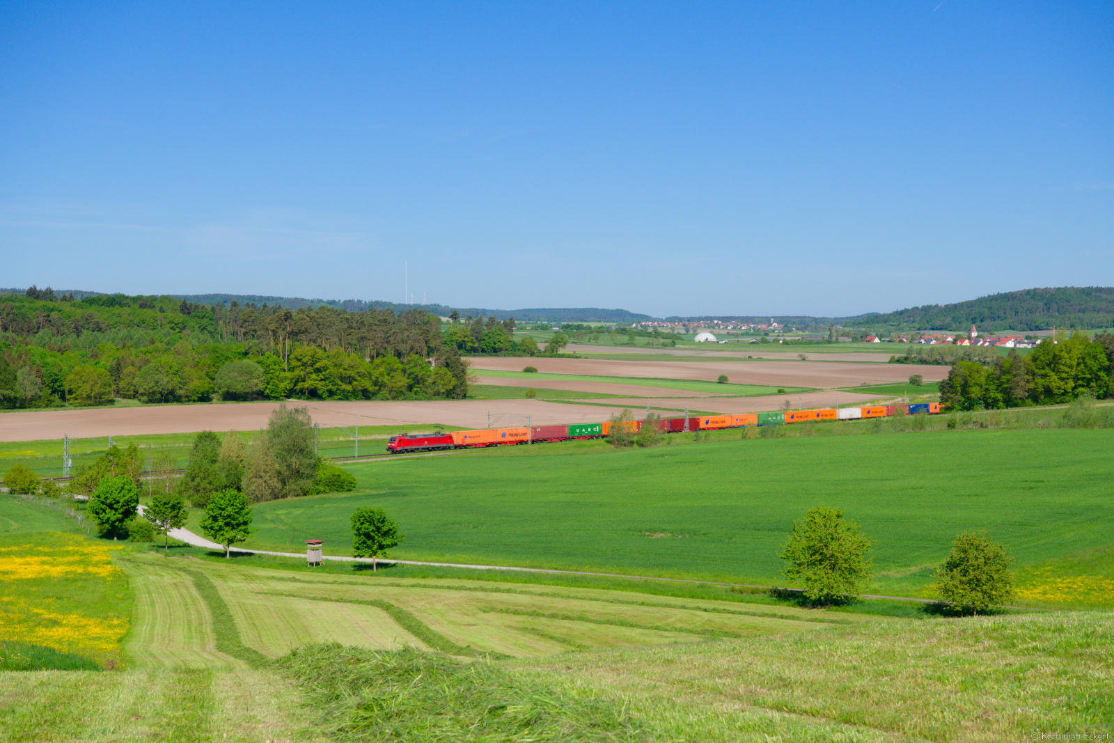 Eine unbekannt gebliebene 152 von DB Cargo mit einem Containerzug bei Oberdachstetten Richtung Ansbach, 14.05.2022