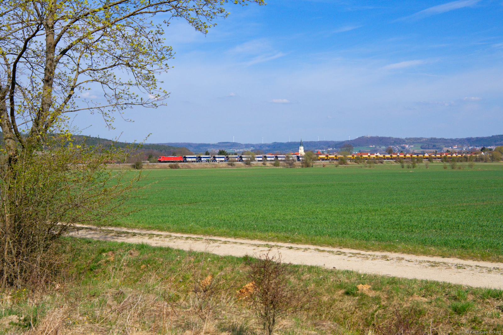 Eine unbekannte 185 mit einem leeren Erzzug bei P�lling Richtung N�rnberg, 14.04.2022