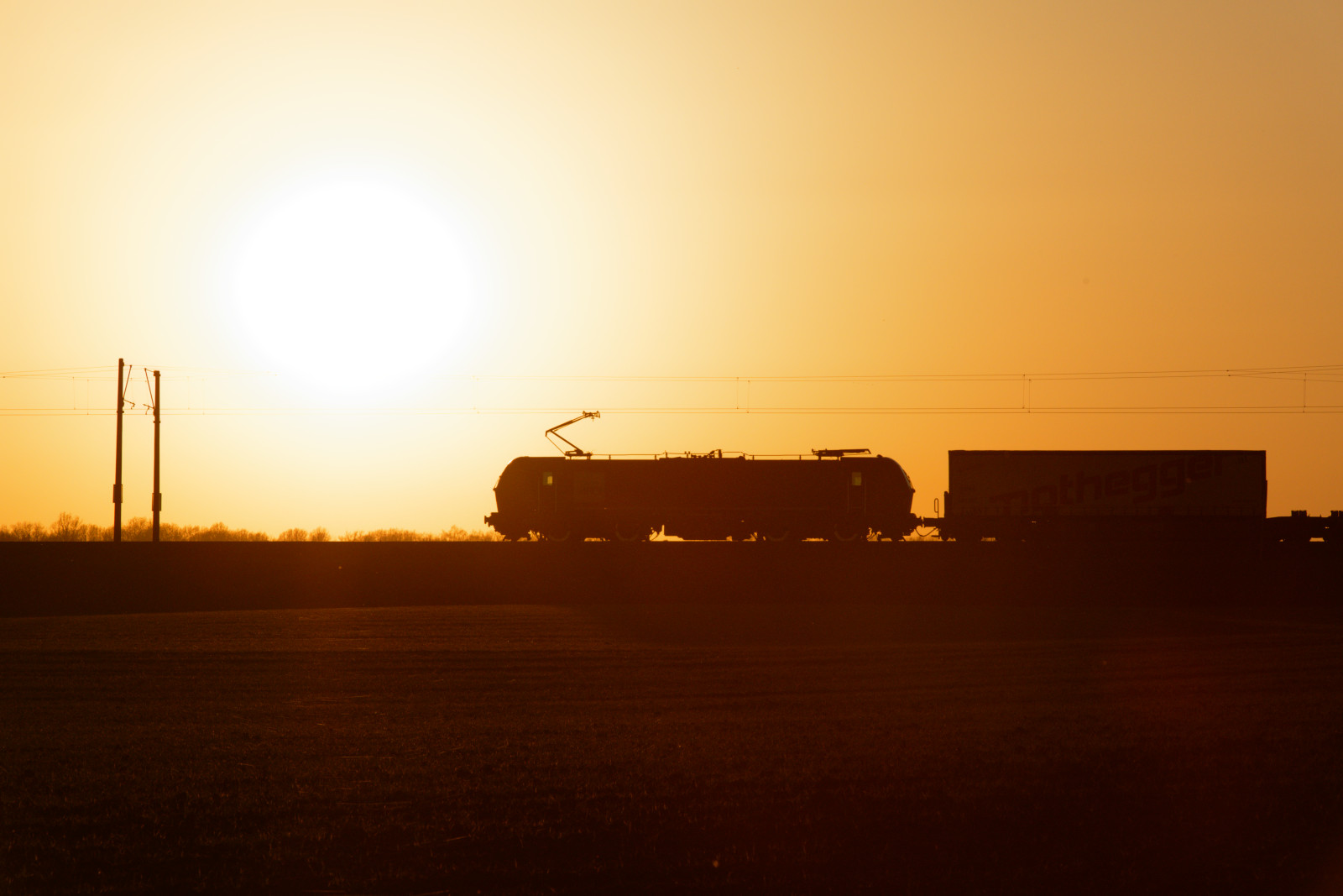 Eine unbekannte MRCE 193 mit einem KLV im Abendlicht bei Uffenheim Richtung Ansbach, 31.03.2021