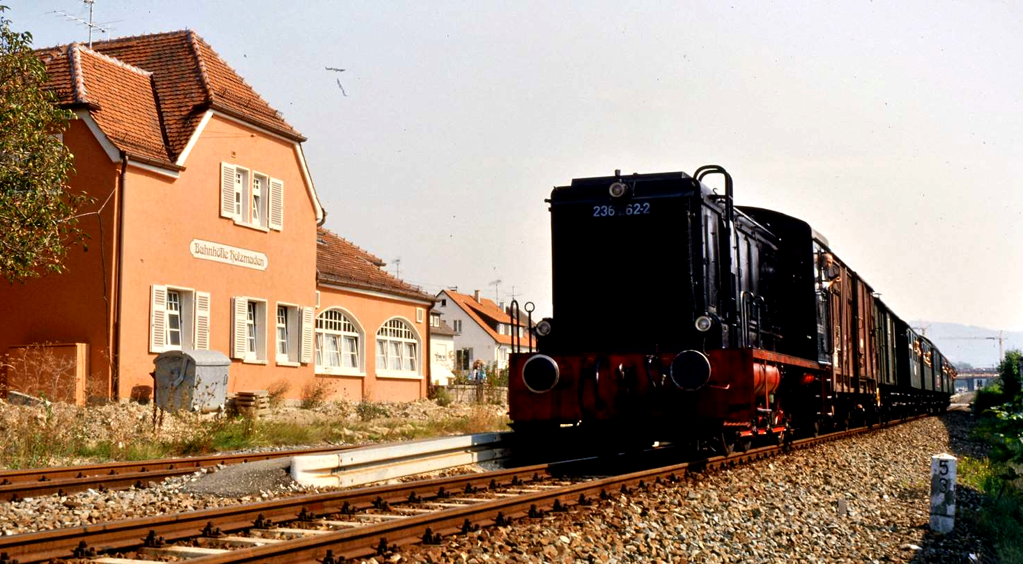 Eine V 36 auf der DB-Nebenbahn Kirchheim-Weilheim bei einer der wenigen Sonderfahrten, welche hier organisiert wurden. Die Gleise der Bahn sind noch bis genau dort vorhanden, wo sich der Zug mit der Lok 236 262-2 befindet.
Datum: 22.09.1985