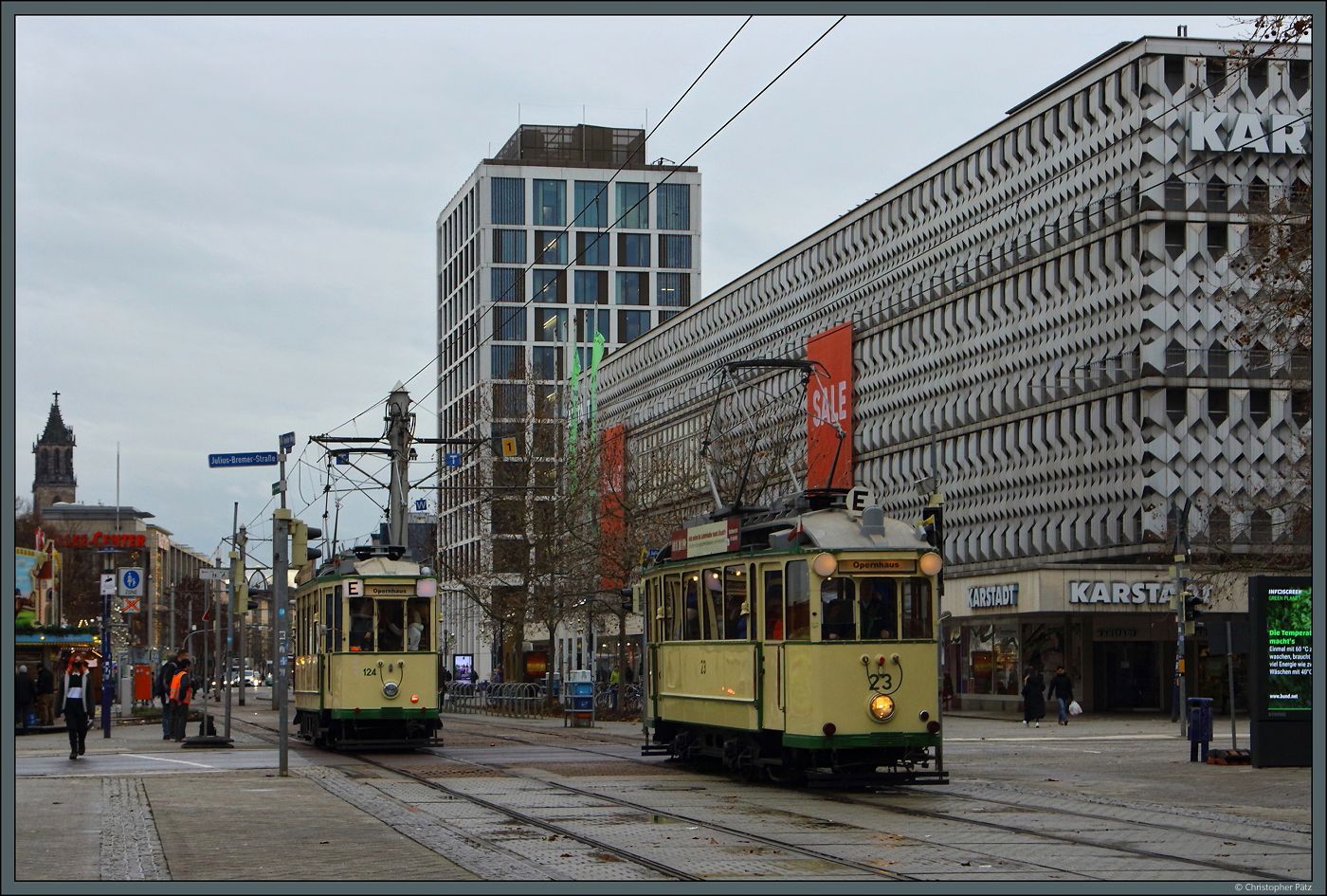 Eine Weichenstörung am Opernhaus sorgte am 28.12.2022 für einen historischen Pendelverkehr auf dem Breiten Weg in Magdeburg: Die Tw 23 und 124 begegnen sich hier vor dem ehemaligen Centrum-Warenhaus an der Haltestelle Alter Markt.