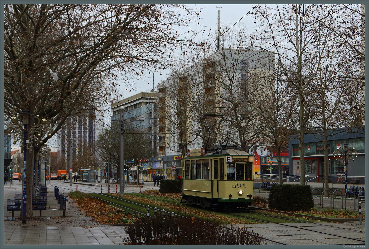Eine Weichenstörung am Opernhaus sorgte am 28.12.2022 für einen historischen Pendelverkehr auf dem Breiten Weg in Magdeburg: Im Hintergrund wird eifrig an der Behebung der Störung gearbeitet. Tw 124 verlässt die Haltestelle Opernhaus Richtung Alter Markt.