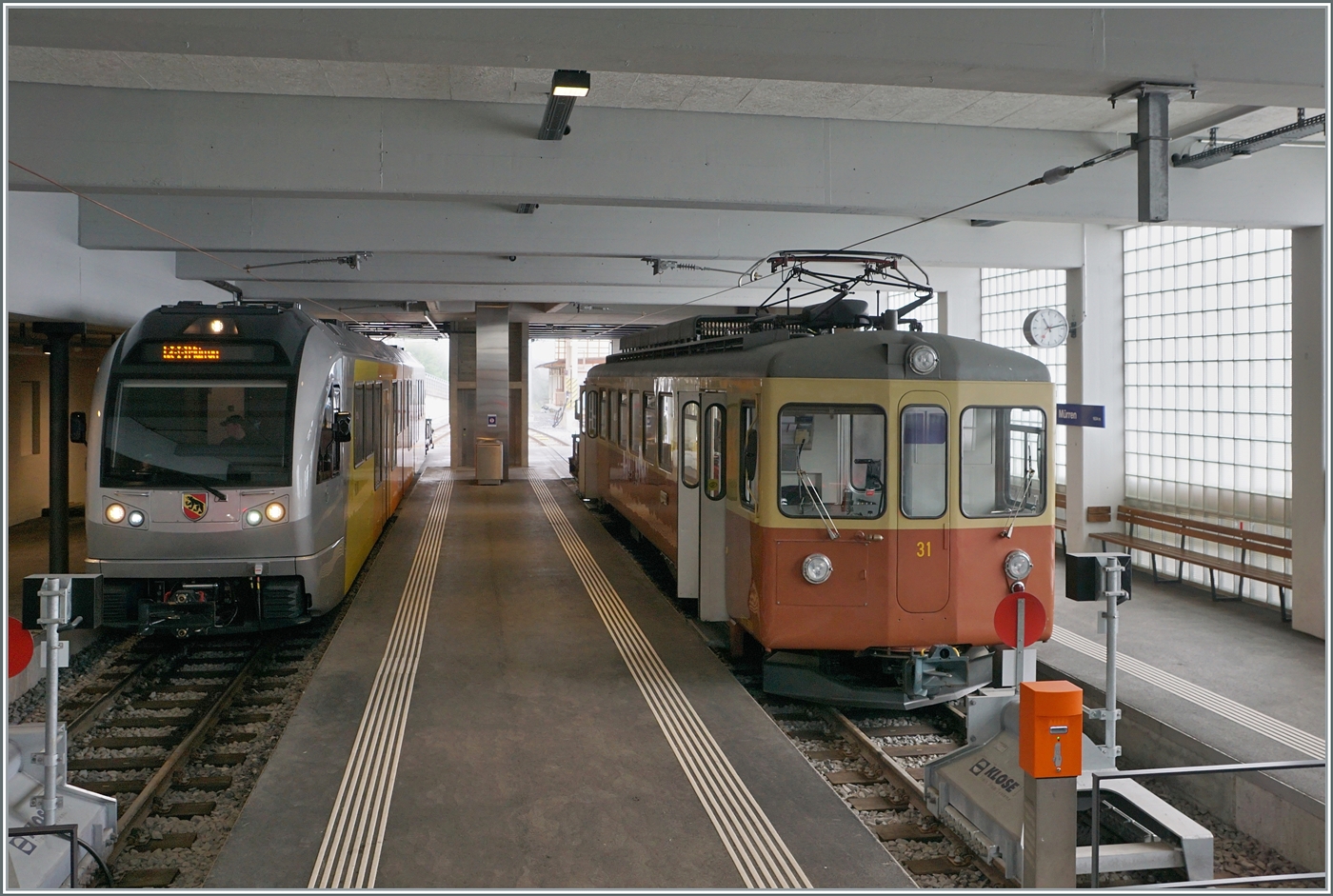 Eine weiter Möglichkeit, den Mischbetrieb mit den neuen und bisherigen Zügen zu zeigen, besteht in der Station Mürren: Während der Be 4/6 102  Mönch  sein Ziel Mürren erreicht, verlässt der Be 4/4 31  Lisi  (ex SNB/OJB  Bipperlisi  ) Mürren in Richtung Grütschalp. 

23. Juli 2024