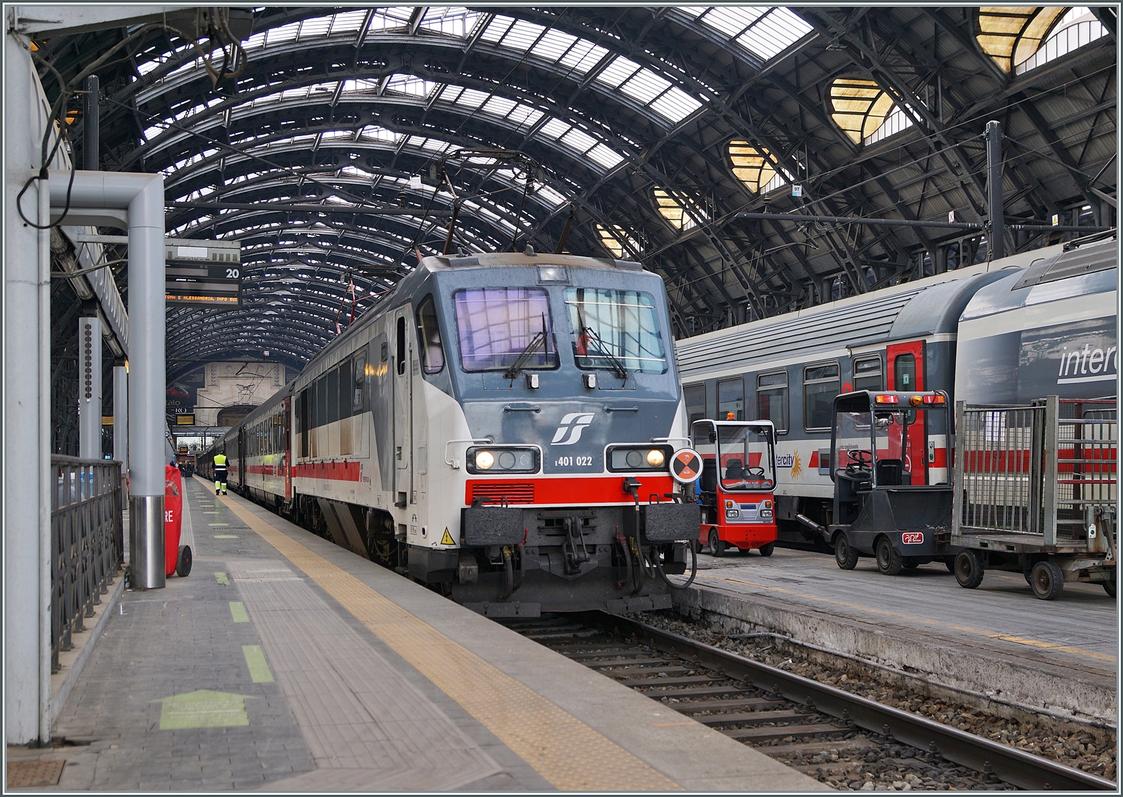 Eine weitere E-Lok wartet auf einem der hintersten Gleise ebenfalls mit einen Intercity auf  ihre Abfahrt: Die FS Trenitalia E 401 022. 

8. November 2022