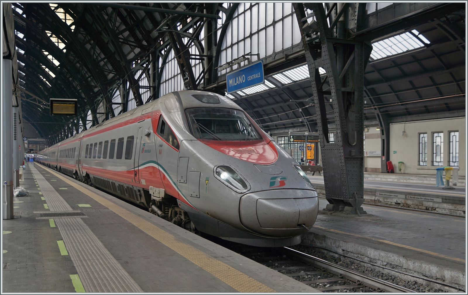 Eine weitere Generation der Pendolino-Züge stellend die ETR 600 und 610 (bzw. RABe 503) dar, die der langen Nase wegen auch  Pinocchio  genannt werden. 
Der FS Trenitalia ETR 610 008 wartet in Milano auf die Abfahrt nach Genève.

Im internationalen Verkehr verkehren diese Züge bis nach Frankfurt am Main und München. Baugleiche Züge verkehren in Polen. 

8. November 2022