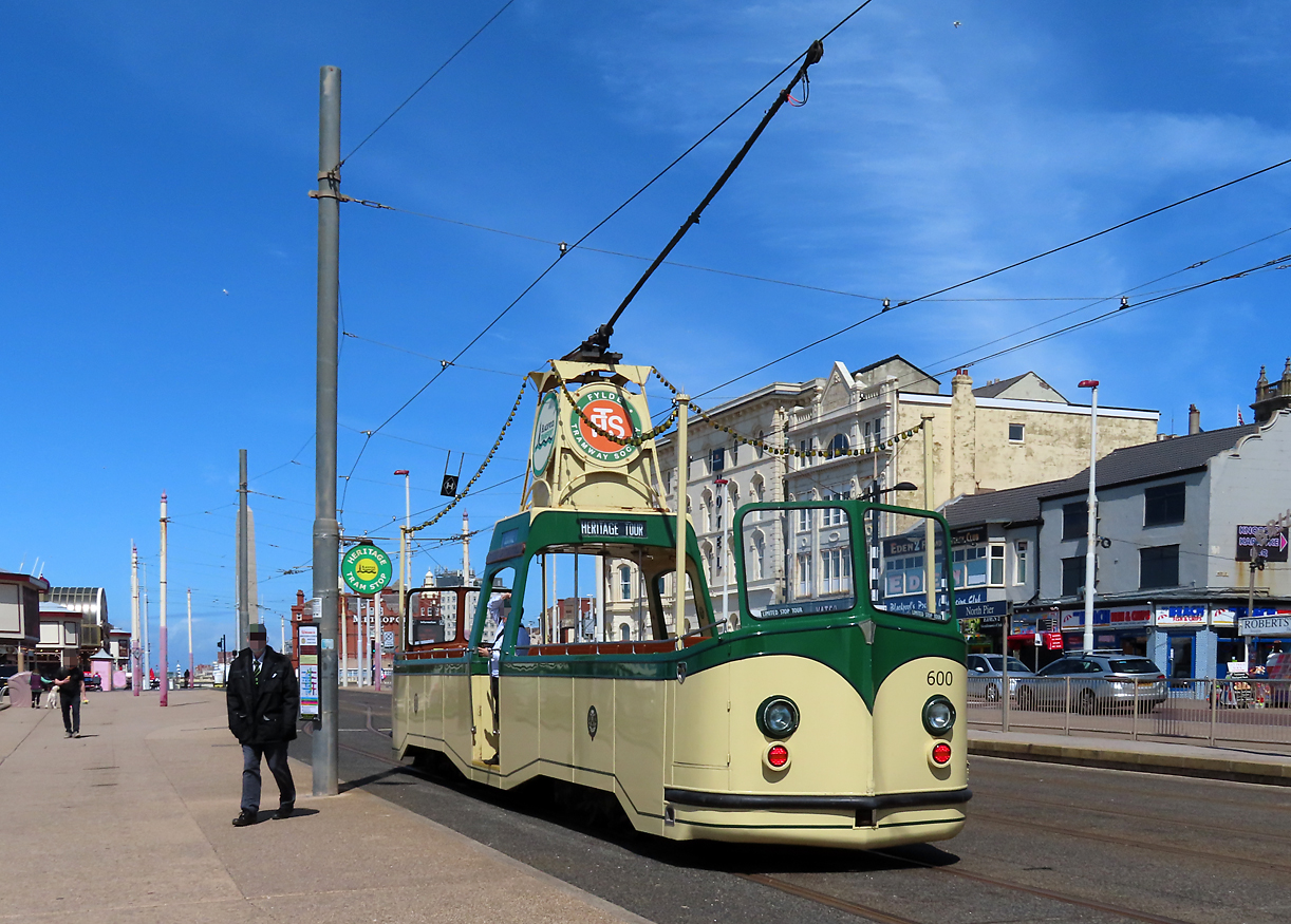 Eine weitere, grosse Attraktion im Fuhrpark der Heritage-Tramlinie: das offene Boat-Tram, hier in der Haltestelle North Pier. Blackpool, 12.5.2022